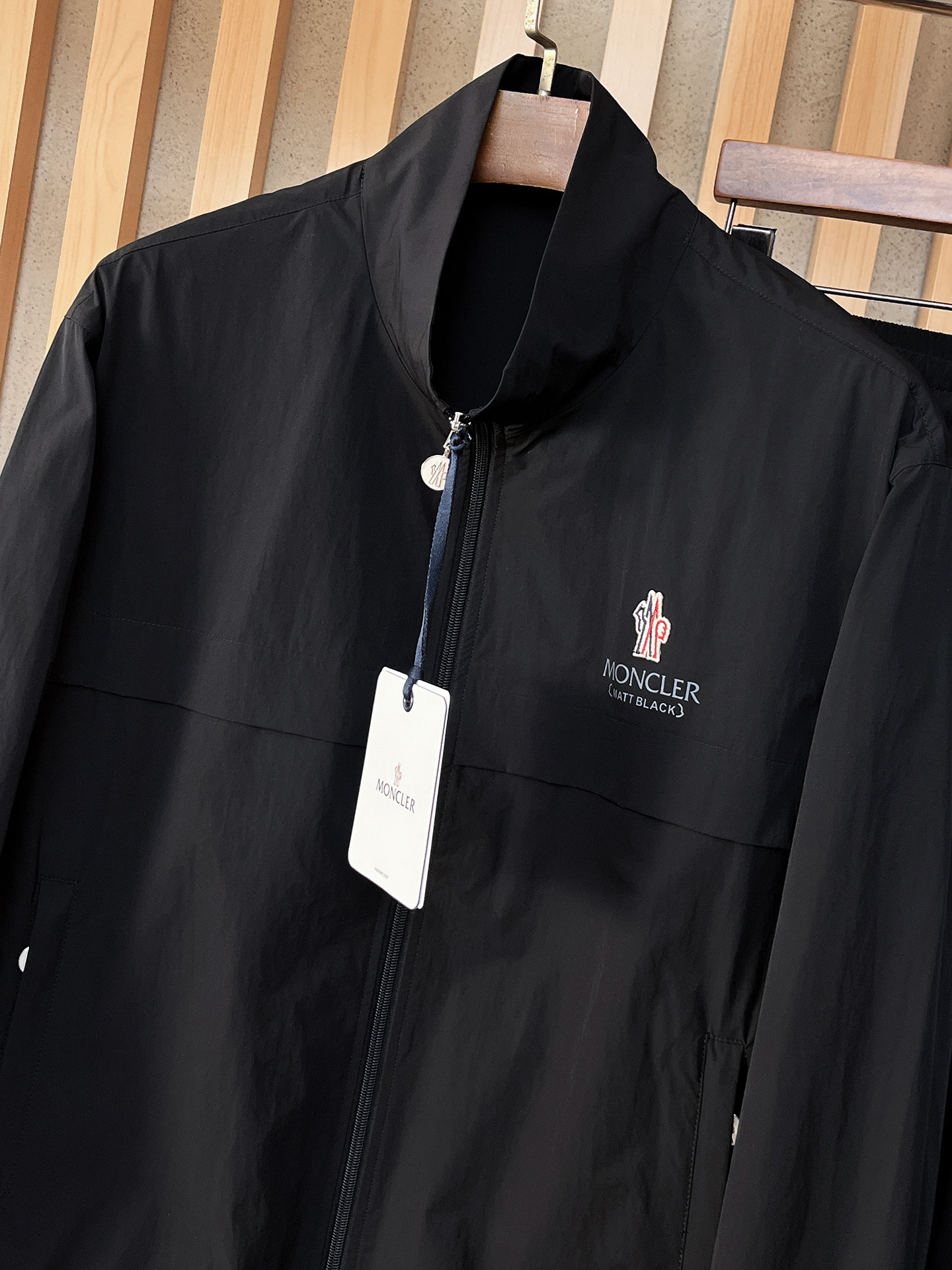 套装蒙口 上新🈺25ss运动套装尼龙风衣➕卫裤 现货秒发本款运动衫为轻盈科技面料全幅压印图案，注入动感气