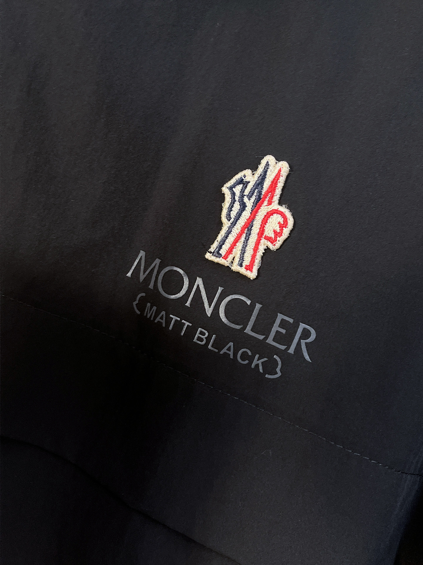 套装蒙口 上新🈺25ss运动套装尼龙风衣➕卫裤 现货秒发本款运动衫为轻盈科技面料全幅压印图案，注入动感气