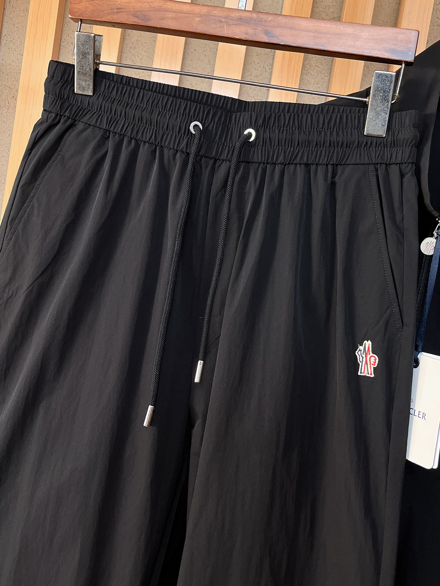 套装蒙口 上新🈺25ss运动套装尼龙风衣➕卫裤 现货秒发本款运动衫为轻盈科技面料全幅压印图案，注入动感气