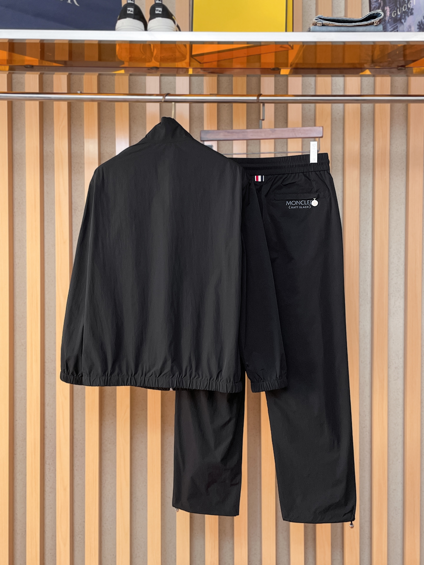 套装蒙口 上新🈺25ss运动套装尼龙风衣➕卫裤 现货秒发本款运动衫为轻盈科技面料全幅压印图案，注入动感气