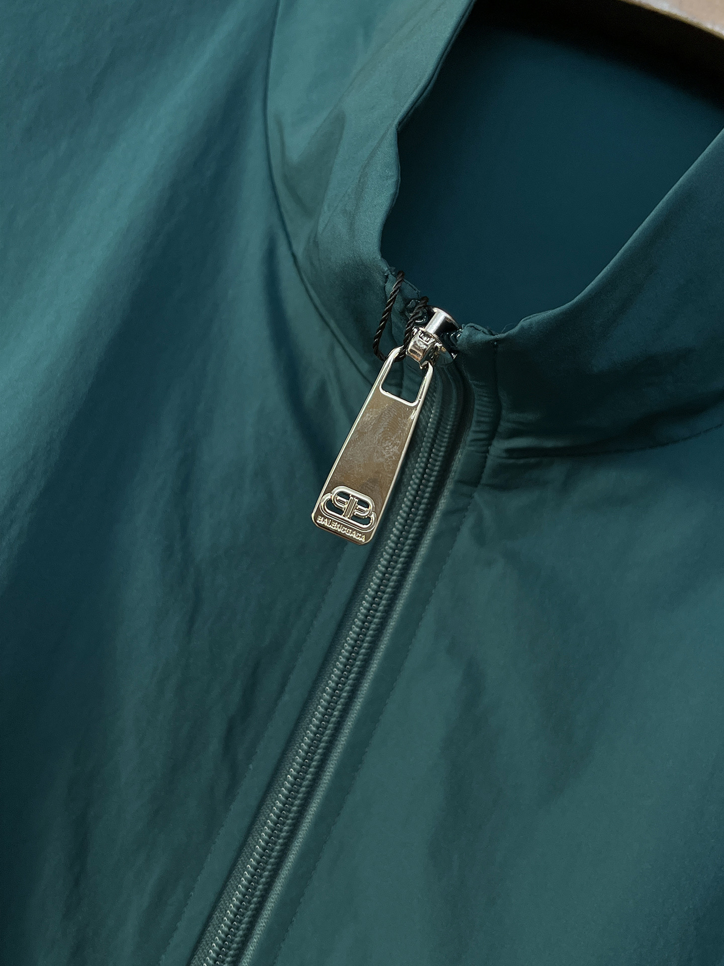 套装巴黎世家 上新🈺25ss早春运动套装尼龙风衣➕卫裤 现货秒发本款运动衫为轻盈科技面料全幅压印图案，注