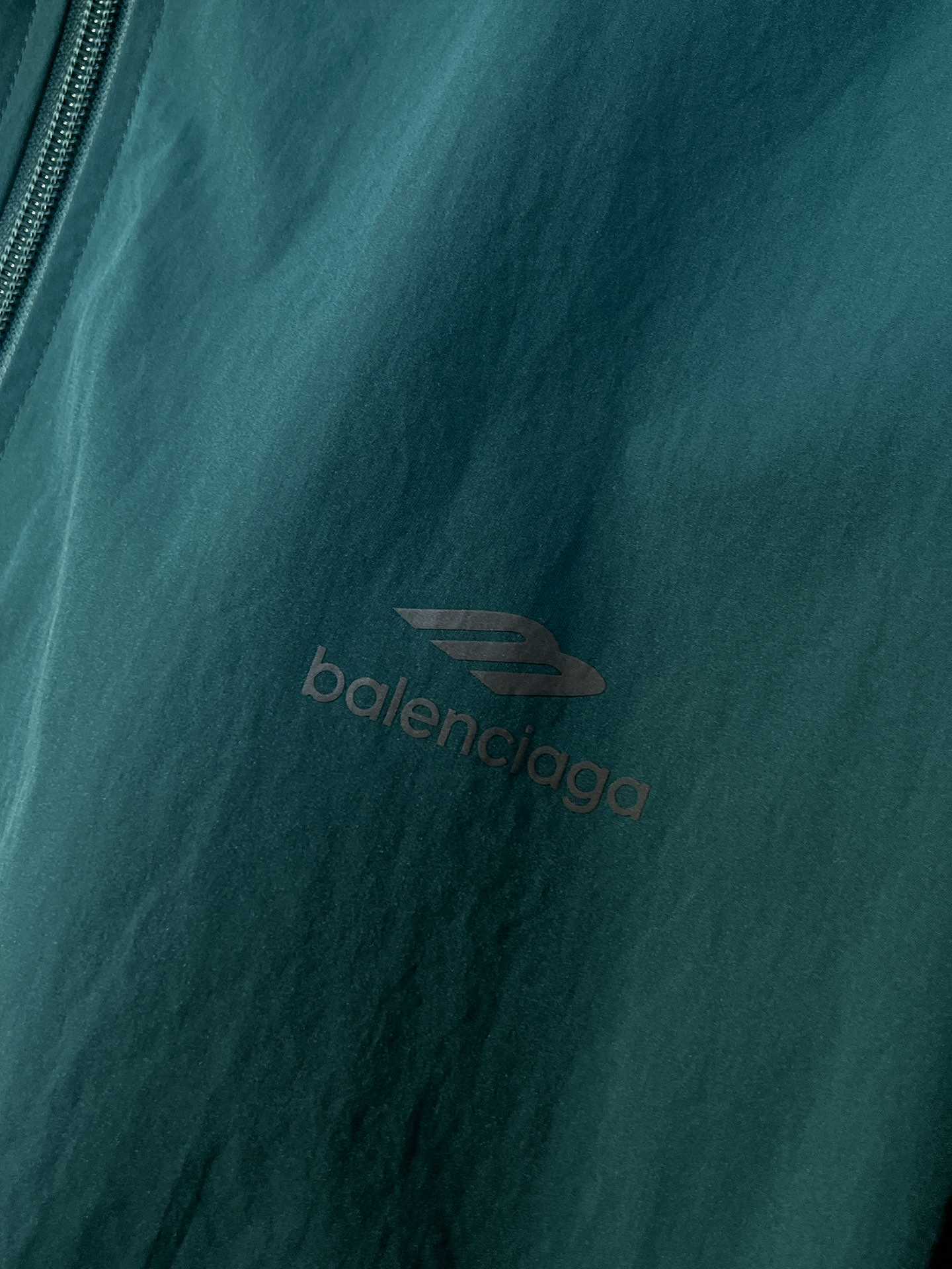 套装巴黎世家 上新🈺25ss早春运动套装尼龙风衣➕卫裤 现货秒发本款运动衫为轻盈科技面料全幅压印图案，注