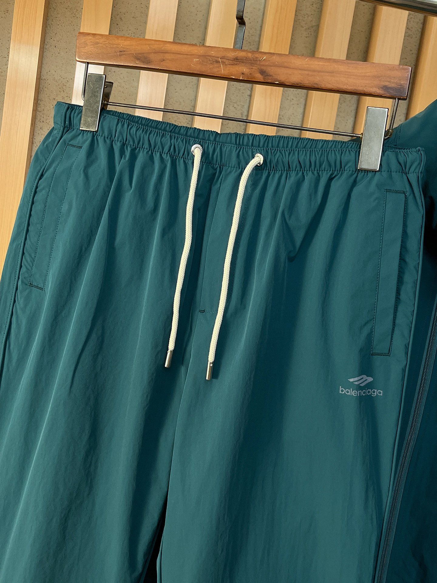 套装巴黎世家 上新🈺25ss早春运动套装尼龙风衣➕卫裤 现货秒发本款运动衫为轻盈科技面料全幅压印图案，注