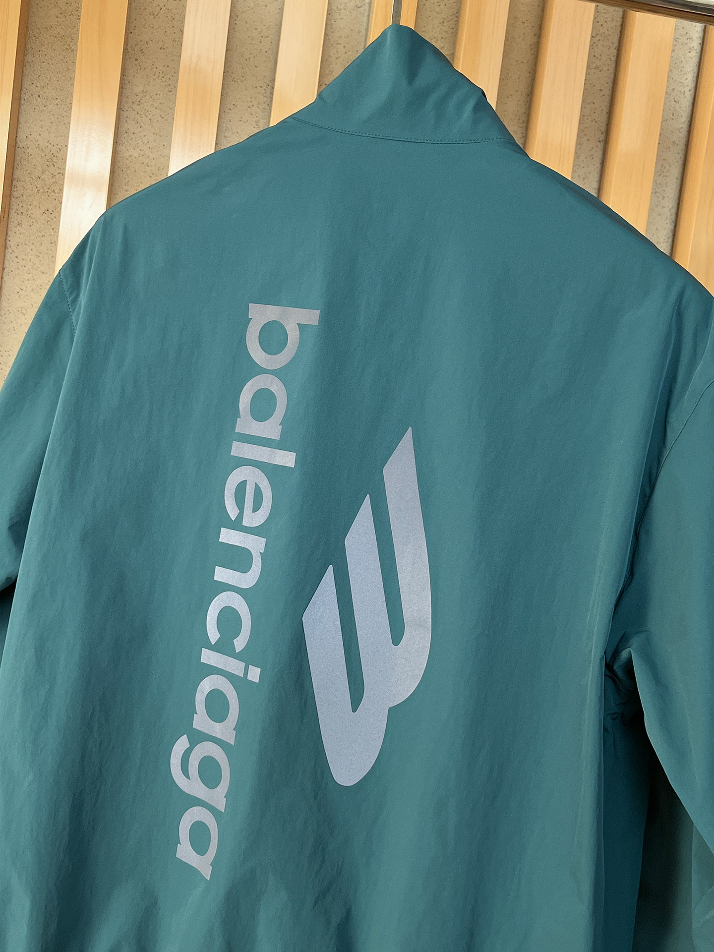 套装巴黎世家 上新🈺25ss早春运动套装尼龙风衣➕卫裤 现货秒发本款运动衫为轻盈科技面料全幅压印图案，注