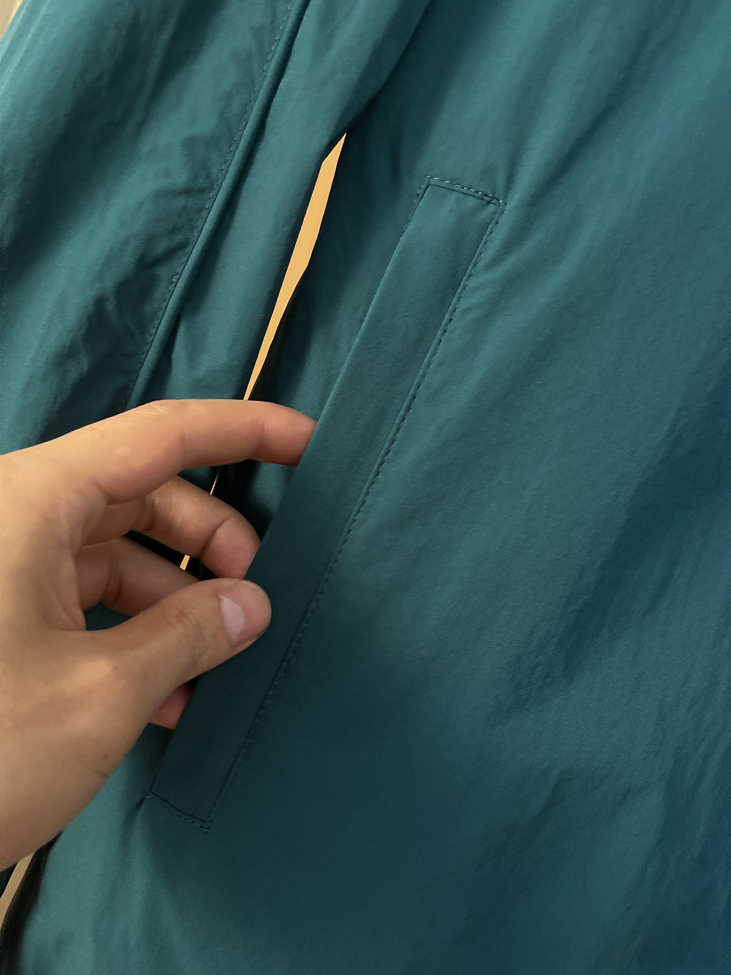 套装巴黎世家 上新🈺25ss早春运动套装尼龙风衣➕卫裤 现货秒发本款运动衫为轻盈科技面料全幅压印图案，注