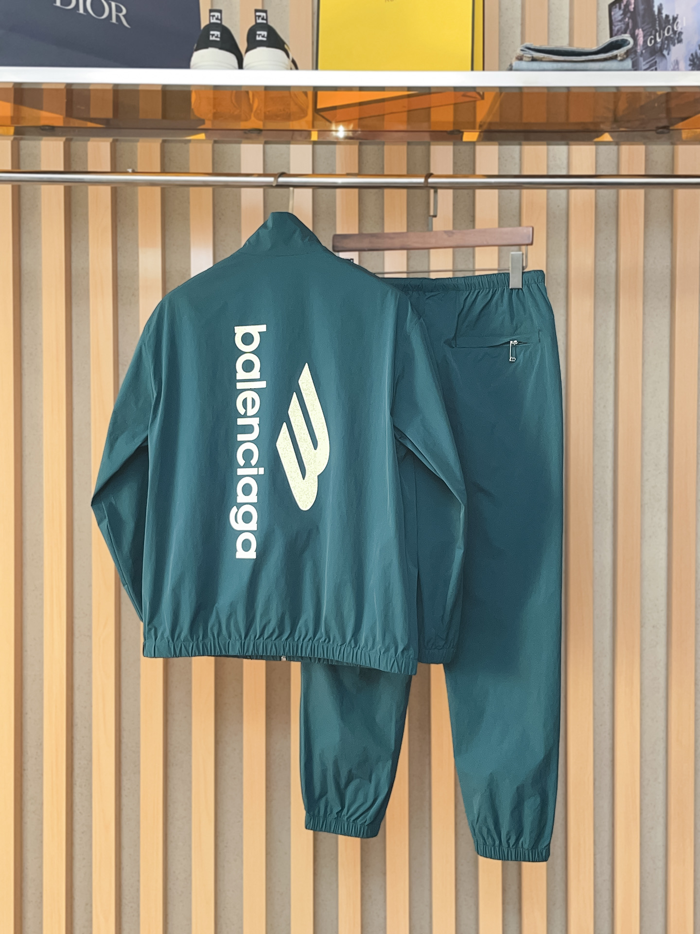 套装巴黎世家 上新🈺25ss早春运动套装尼龙风衣➕卫裤 现货秒发本款运动衫为轻盈科技面料全幅压印图案，注