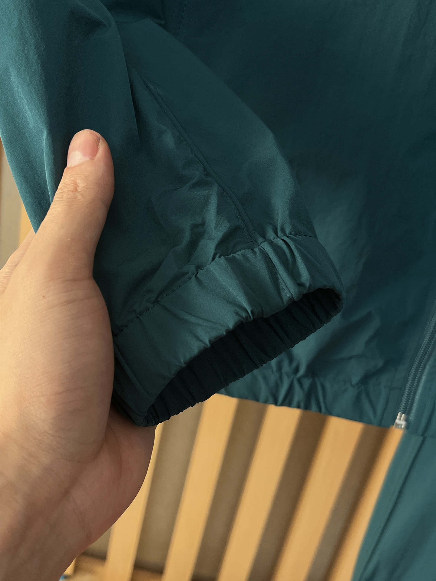 套装巴黎世家 上新🈺25ss早春运动套装尼龙风衣➕卫裤 现货秒发本款运动衫为轻盈科技面料全幅压印图案，注