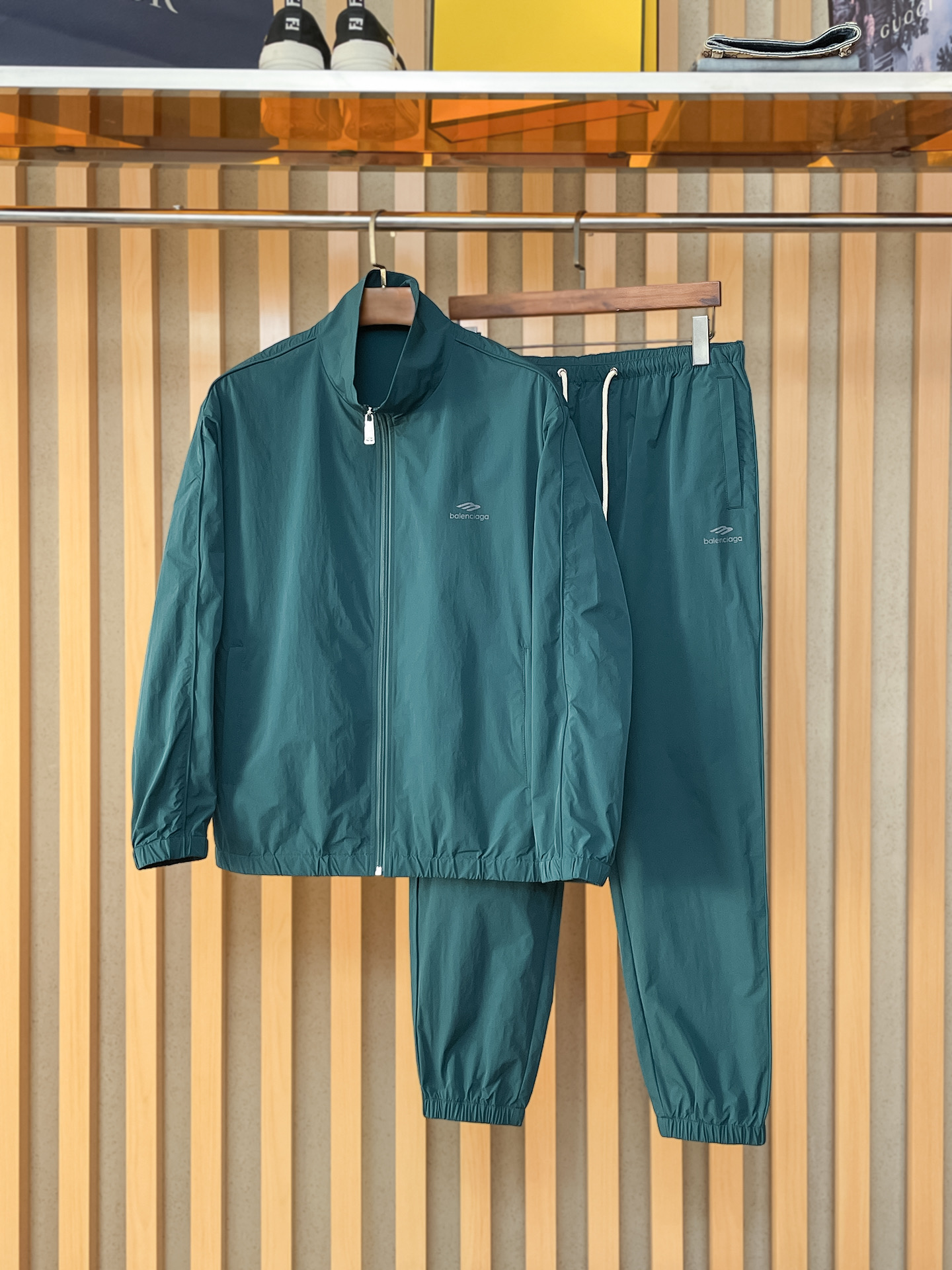 套装巴黎世家 上新🈺25ss早春运动套装尼龙风衣➕卫裤 现货秒发本款运动衫为轻盈科技面料全幅压印图案，注