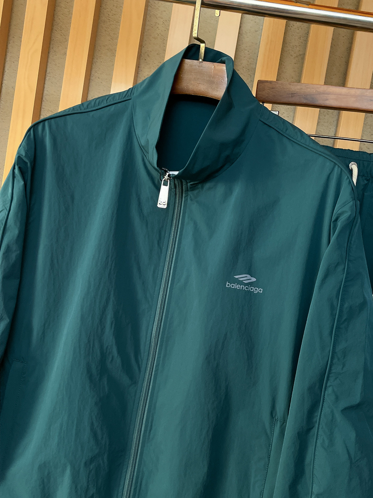 套装巴黎世家 上新🈺25ss早春运动套装尼龙风衣➕卫裤 现货秒发本款运动衫为轻盈科技面料全幅压印图案，注