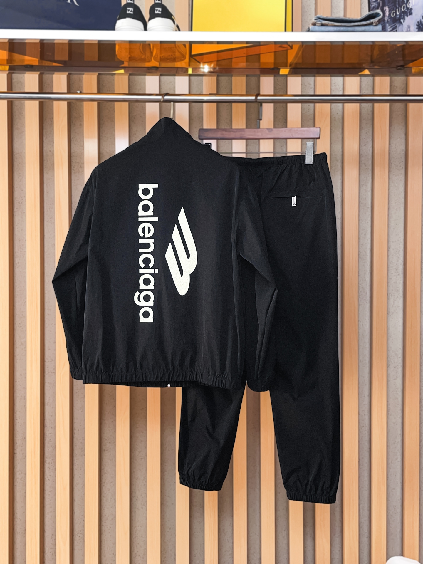 套装巴黎世家 上新🈺25ss早春运动套装尼龙风衣➕卫裤 现货秒发本款运动衫为轻盈科技面料全幅压印图案，注