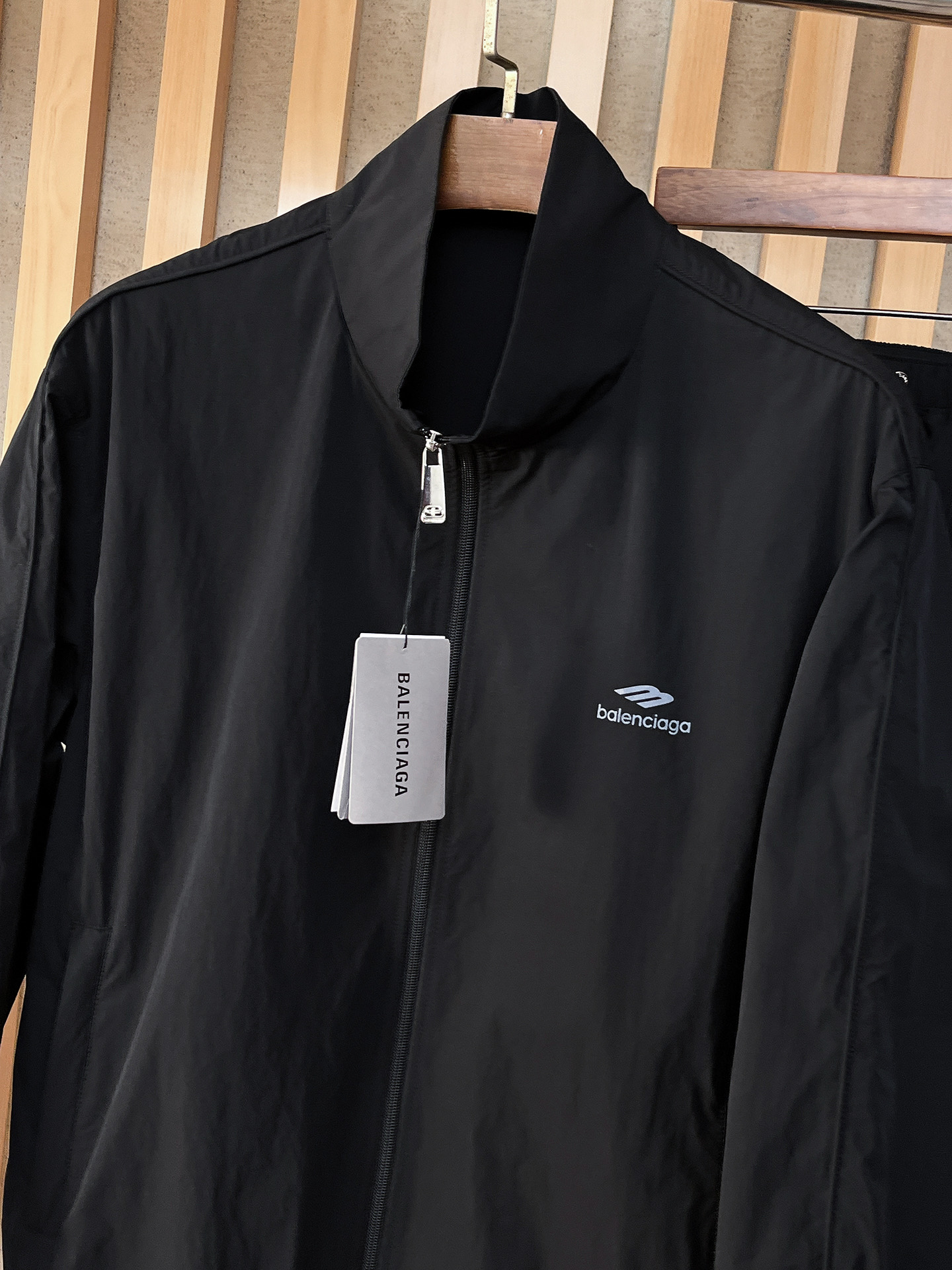 套装巴黎世家 上新🈺25ss早春运动套装尼龙风衣➕卫裤 现货秒发本款运动衫为轻盈科技面料全幅压印图案，注