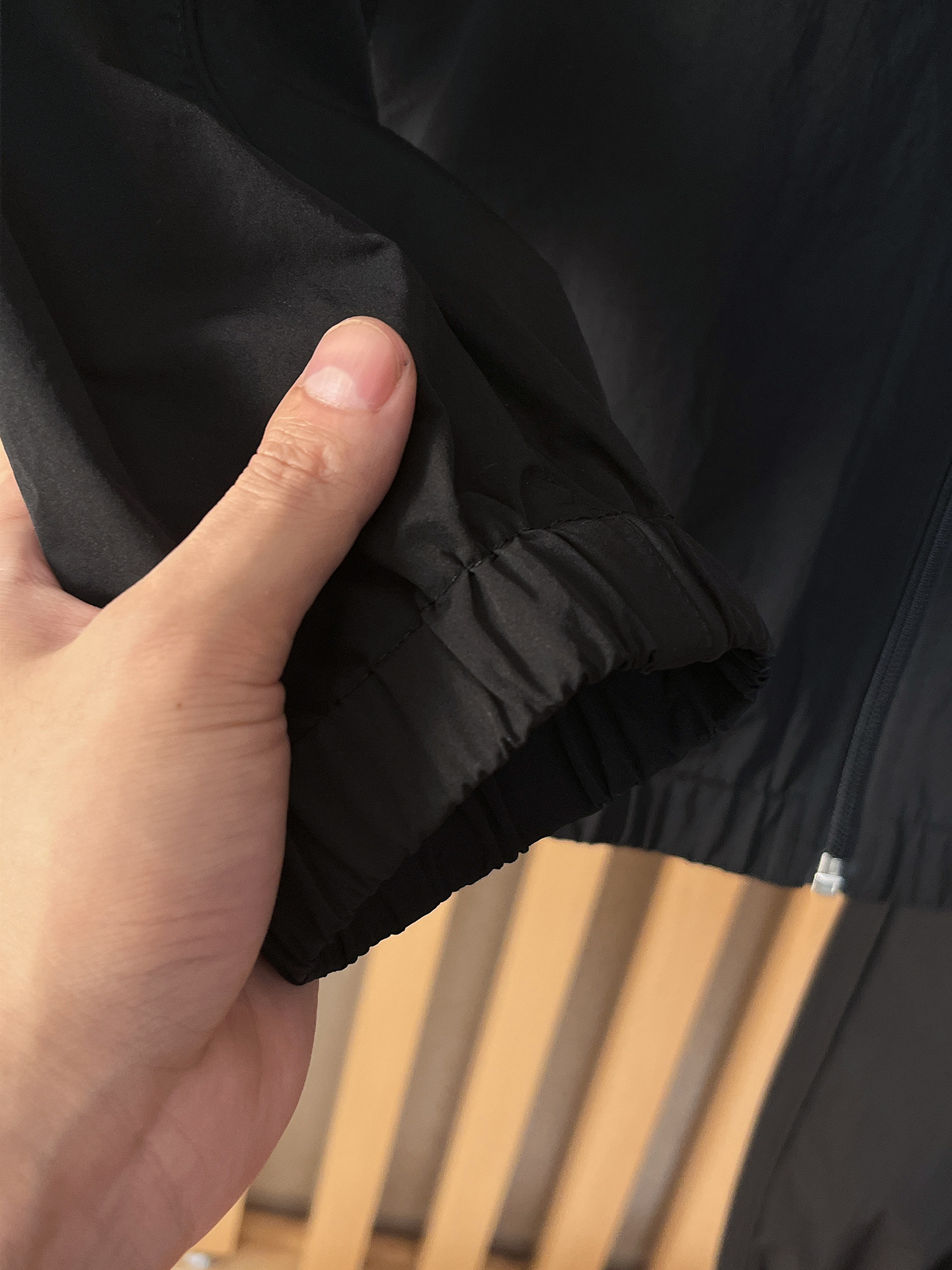 套装巴黎世家 上新🈺25ss早春运动套装尼龙风衣➕卫裤 现货秒发本款运动衫为轻盈科技面料全幅压印图案，注