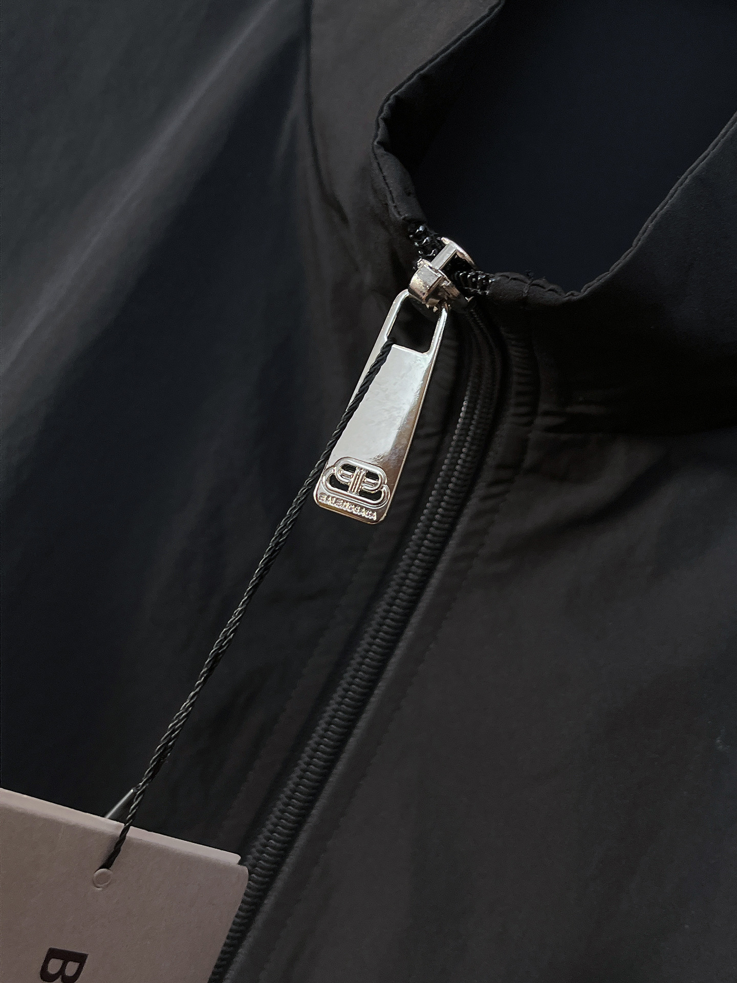 套装巴黎世家 上新🈺25ss早春运动套装尼龙风衣➕卫裤 现货秒发本款运动衫为轻盈科技面料全幅压印图案，注