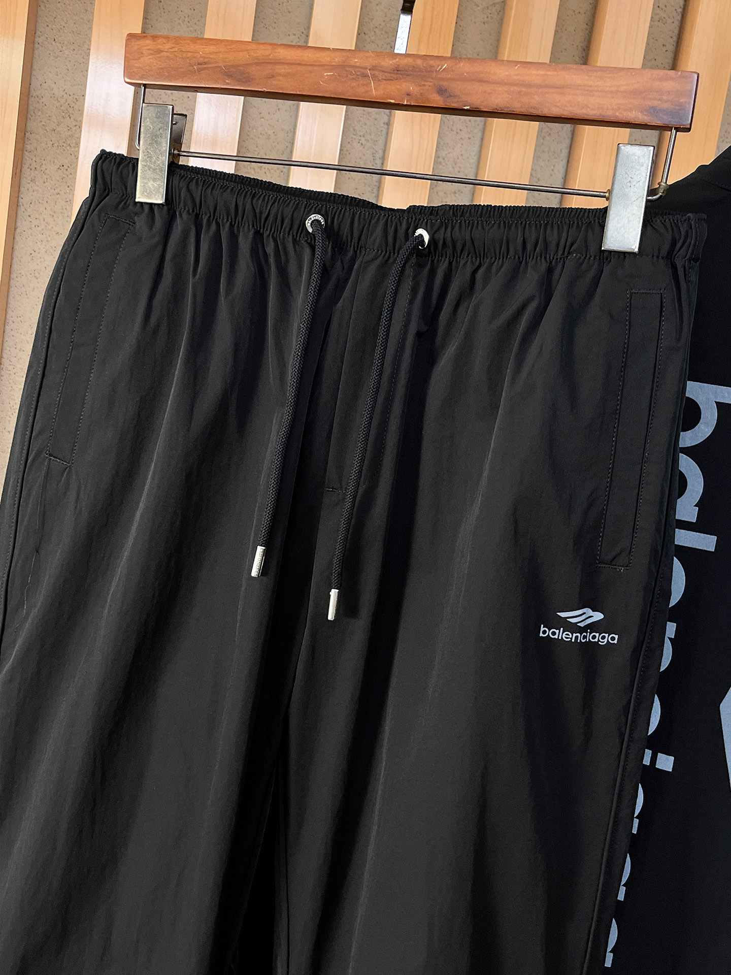 套装巴黎世家 上新🈺25ss早春运动套装尼龙风衣➕卫裤 现货秒发本款运动衫为轻盈科技面料全幅压印图案，注