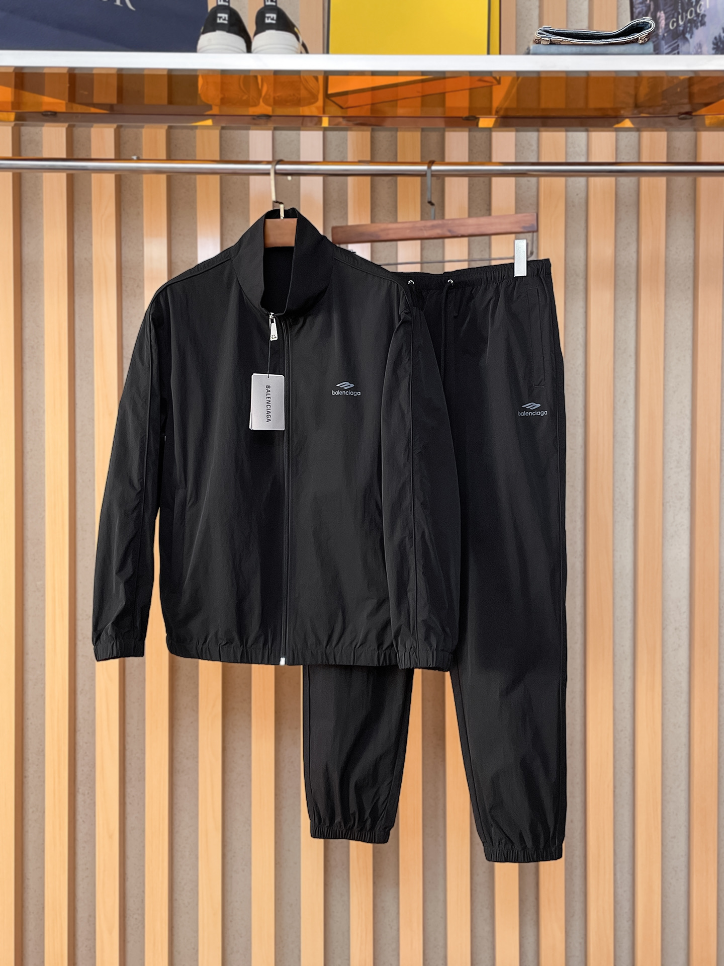 套装巴黎世家 上新🈺25ss早春运动套装尼龙风衣➕卫裤 现货秒发本款运动衫为轻盈科技面料全幅压印图案，注
