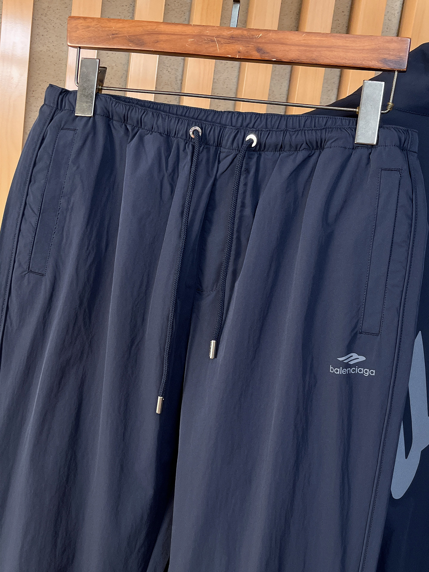 套装巴黎世家 上新🈺25ss早春运动套装尼龙风衣➕卫裤 现货秒发本款运动衫为轻盈科技面料全幅压印图案，注