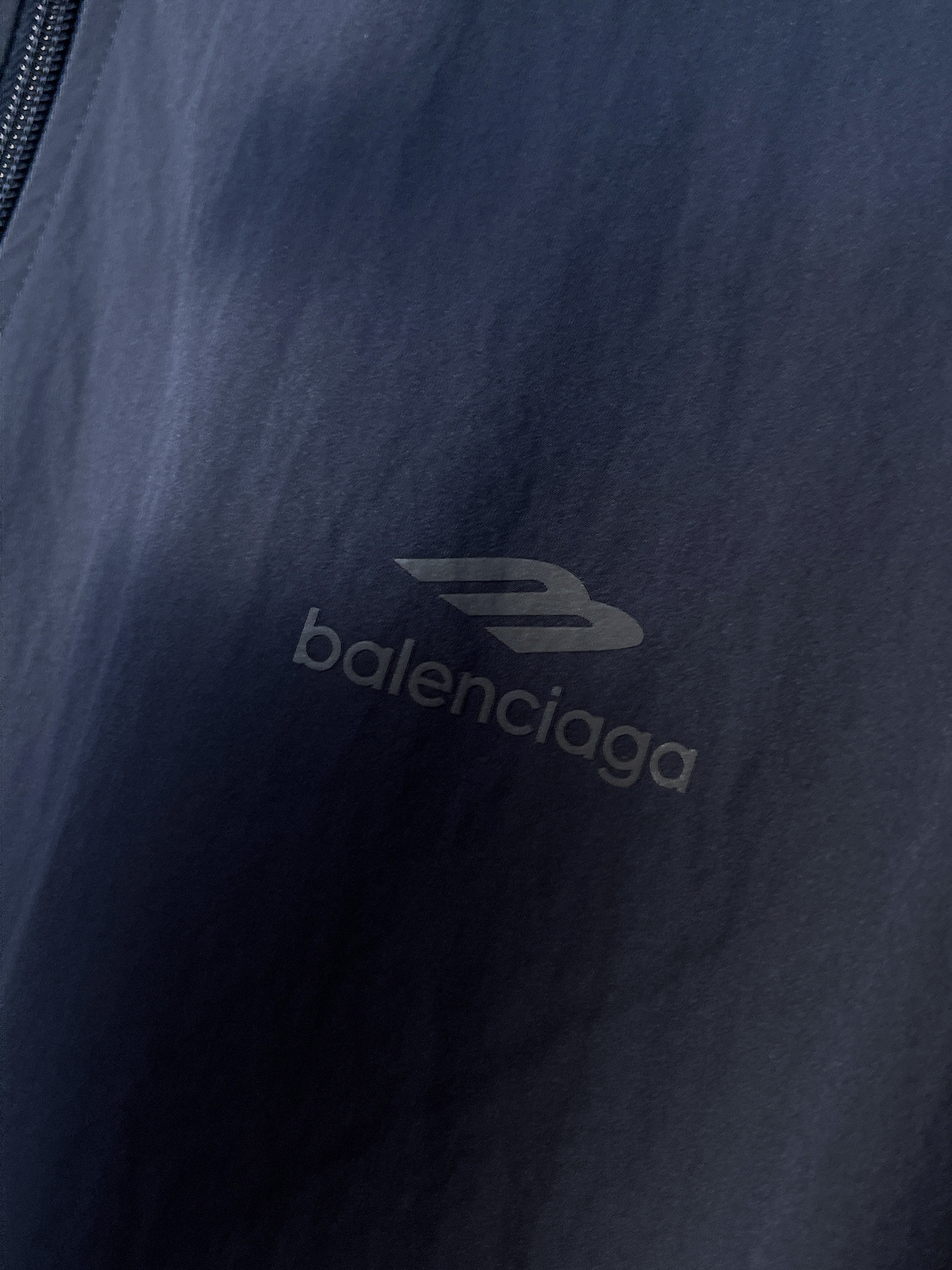 套装巴黎世家 上新🈺25ss早春运动套装尼龙风衣➕卫裤 现货秒发本款运动衫为轻盈科技面料全幅压印图案，注