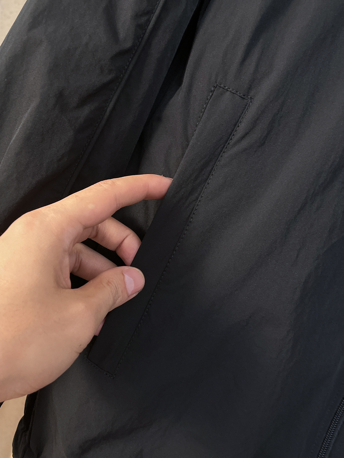 套装巴黎世家 上新🈺25ss早春运动套装尼龙风衣➕卫裤 现货秒发本款运动衫为轻盈科技面料全幅压印图案，注