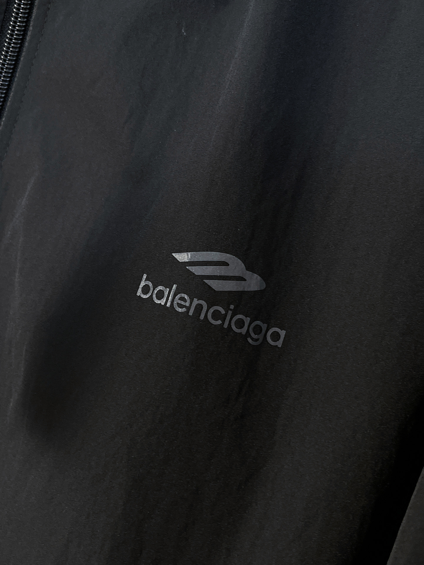 套装巴黎世家 上新🈺25ss早春运动套装尼龙风衣➕卫裤 现货秒发本款运动衫为轻盈科技面料全幅压印图案，注