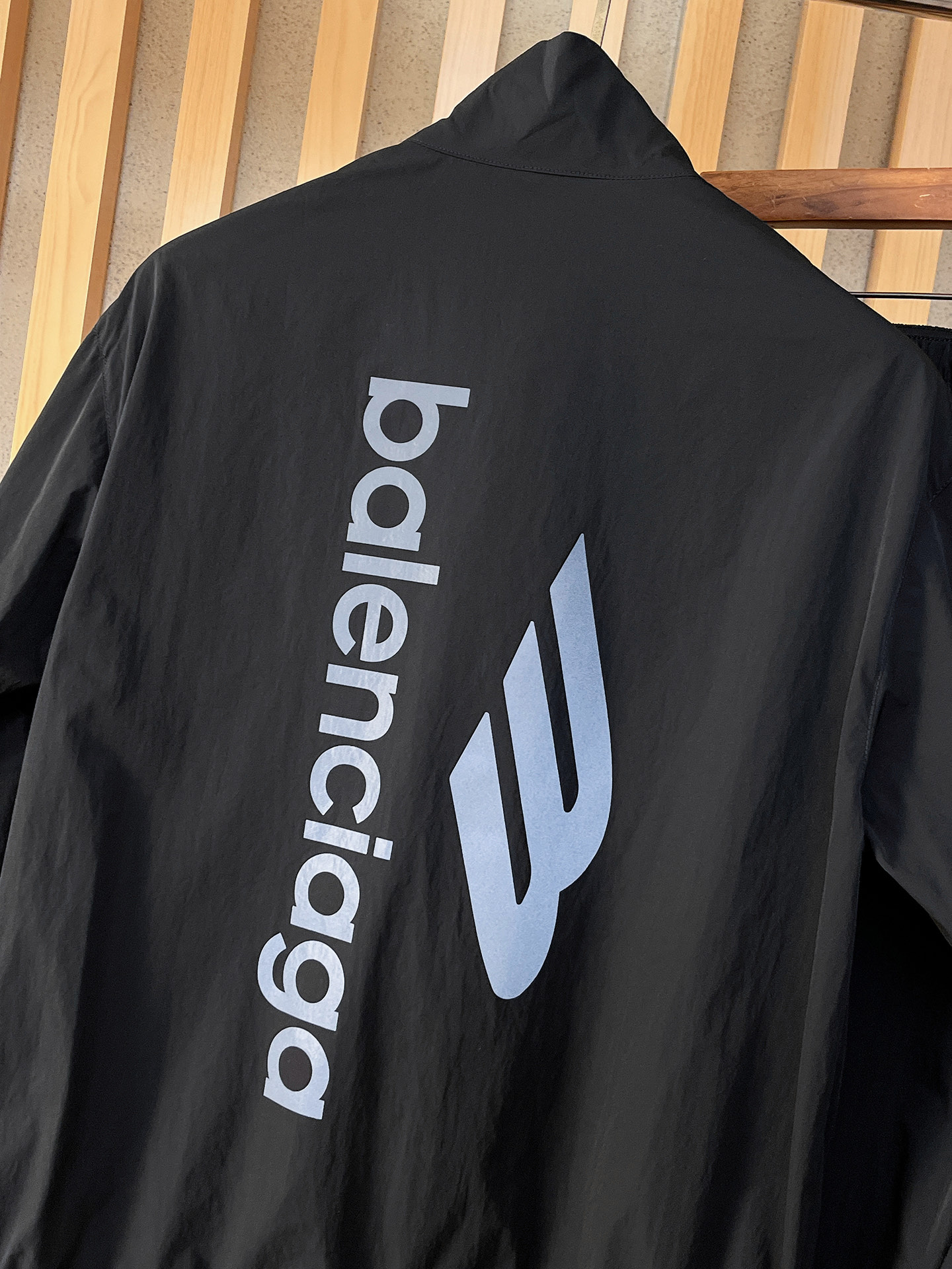 套装巴黎世家 上新🈺25ss早春运动套装尼龙风衣➕卫裤 现货秒发本款运动衫为轻盈科技面料全幅压印图案，注