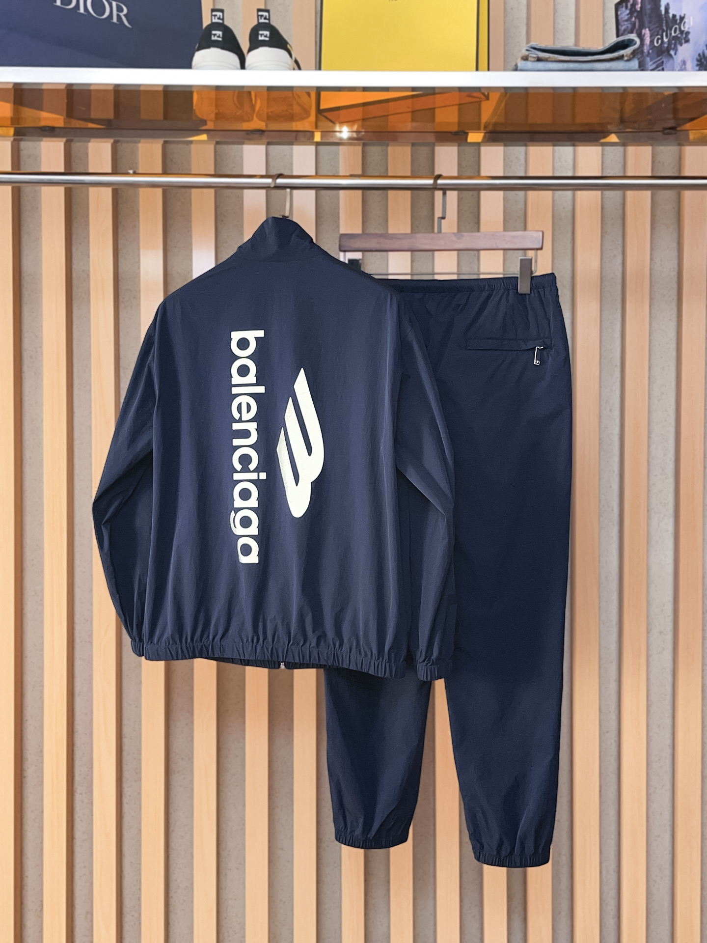 套装巴黎世家 上新🈺25ss早春运动套装尼龙风衣➕卫裤 现货秒发本款运动衫为轻盈科技面料全幅压印图案，注