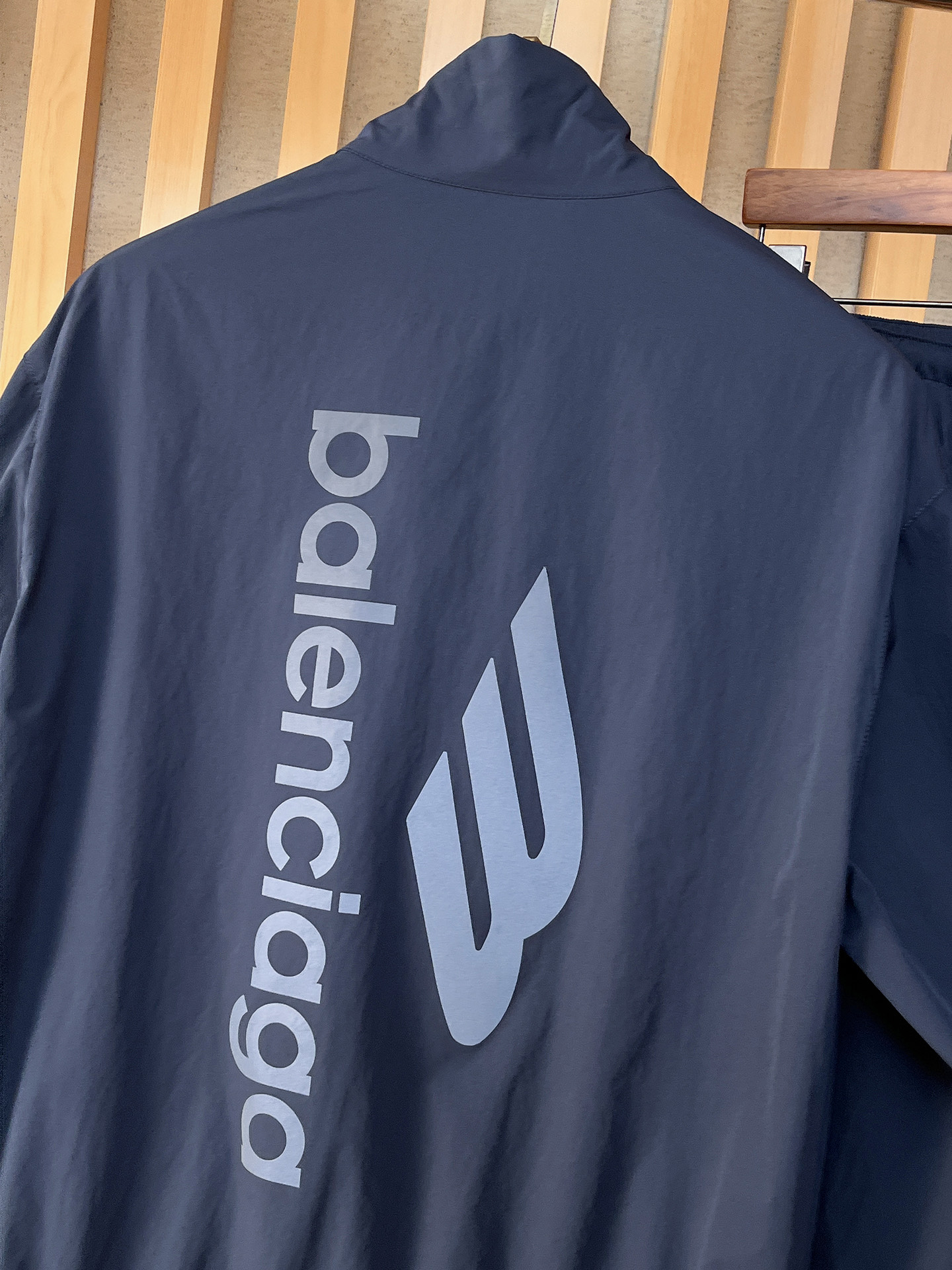 套装巴黎世家 上新🈺25ss早春运动套装尼龙风衣➕卫裤 现货秒发本款运动衫为轻盈科技面料全幅压印图案，注