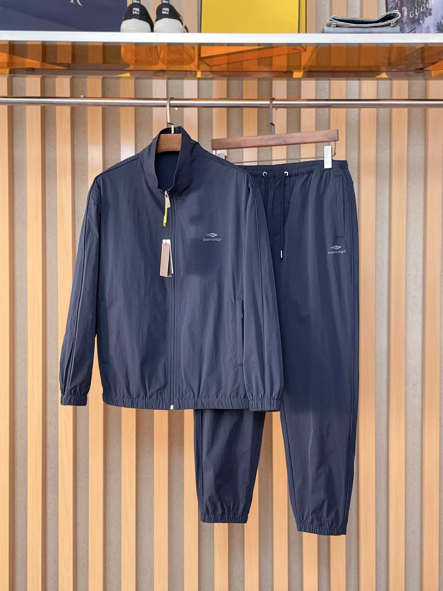 套装巴黎世家 上新🈺25ss早春运动套装尼龙风衣➕卫裤 现货秒发本款运动衫为轻盈科技面料全幅压印图案，注