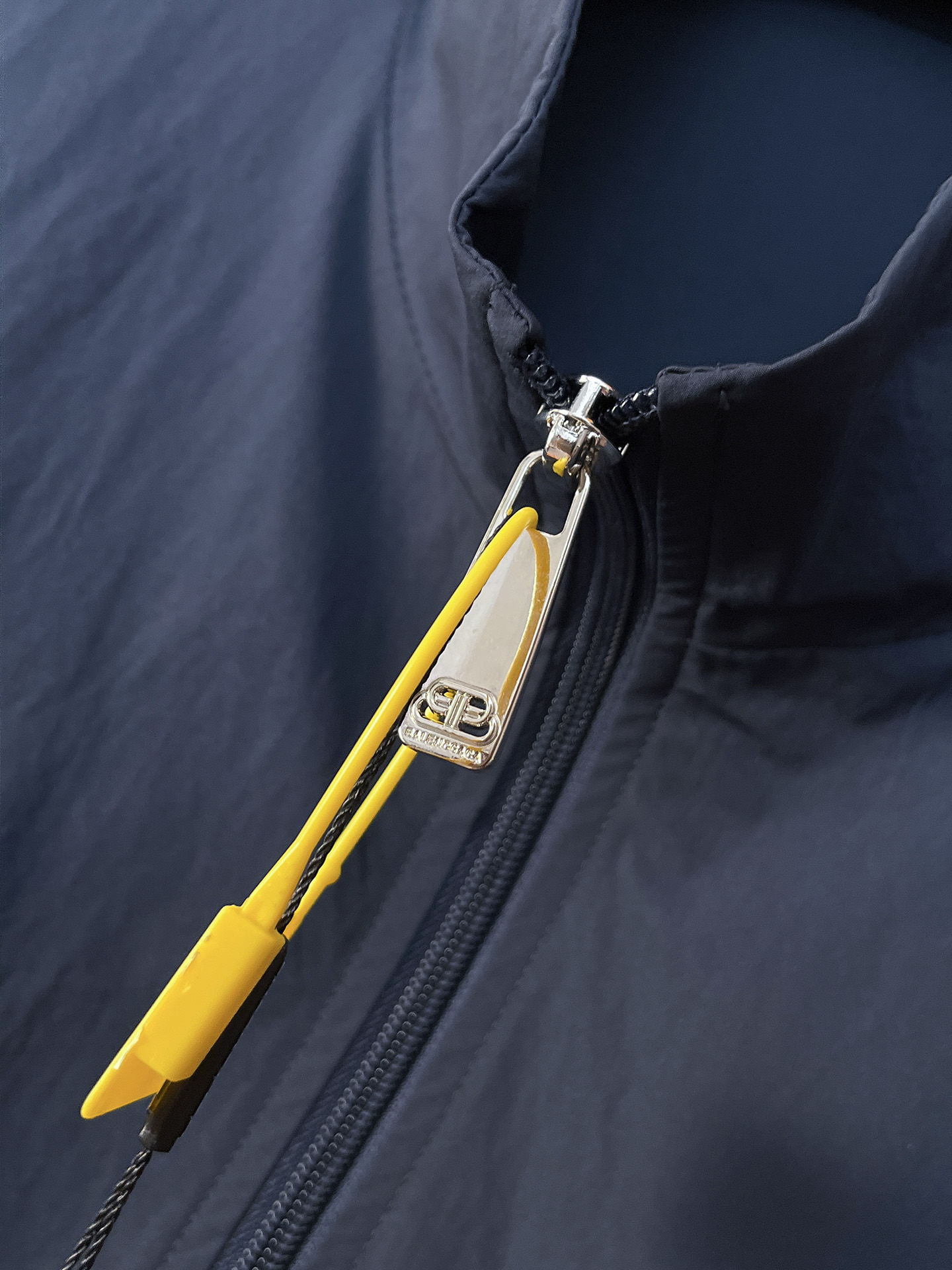 套装巴黎世家 上新🈺25ss早春运动套装尼龙风衣➕卫裤 现货秒发本款运动衫为轻盈科技面料全幅压印图案，注