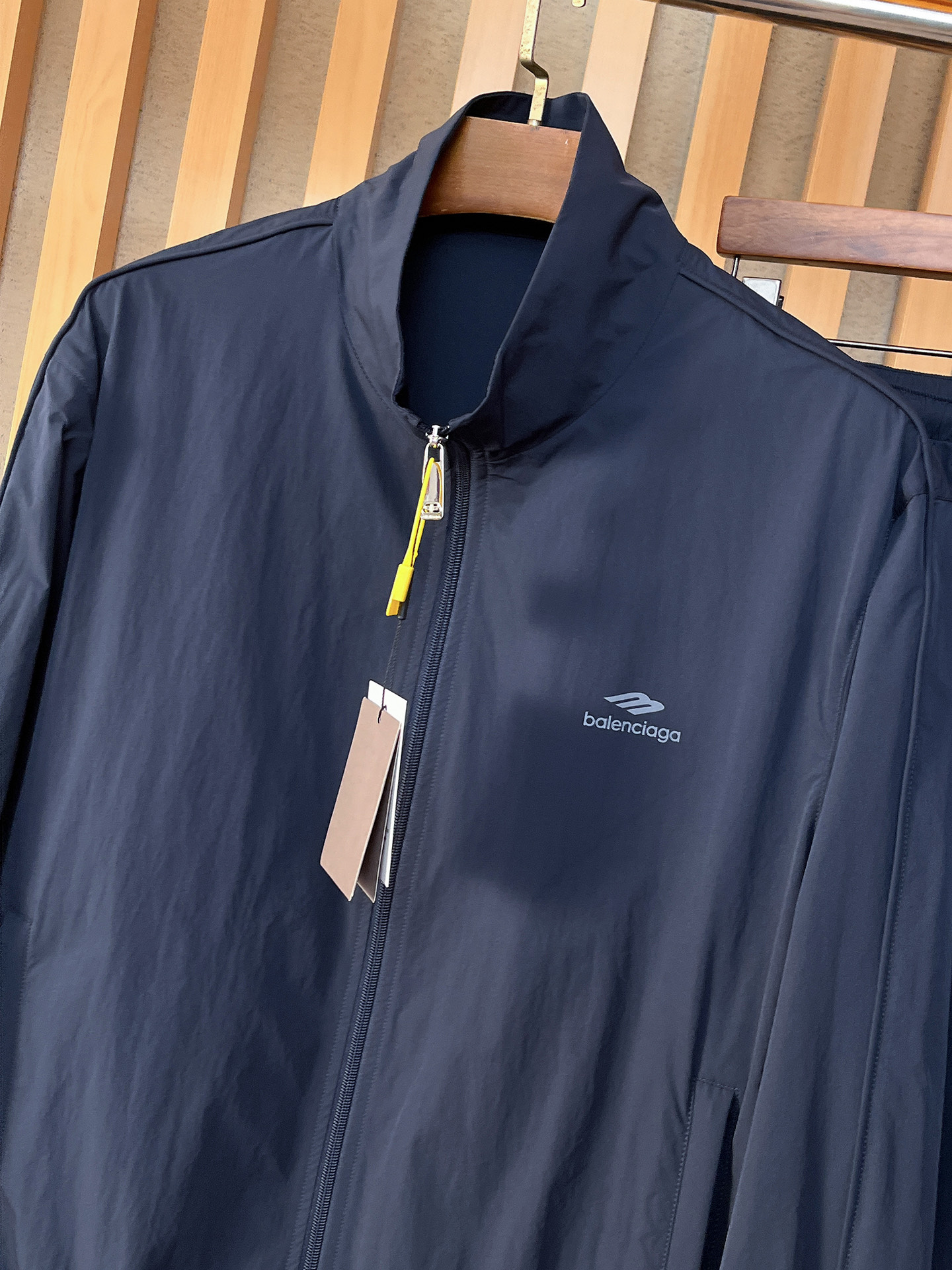 套装巴黎世家 上新🈺25ss早春运动套装尼龙风衣➕卫裤 现货秒发本款运动衫为轻盈科技面料全幅压印图案，注