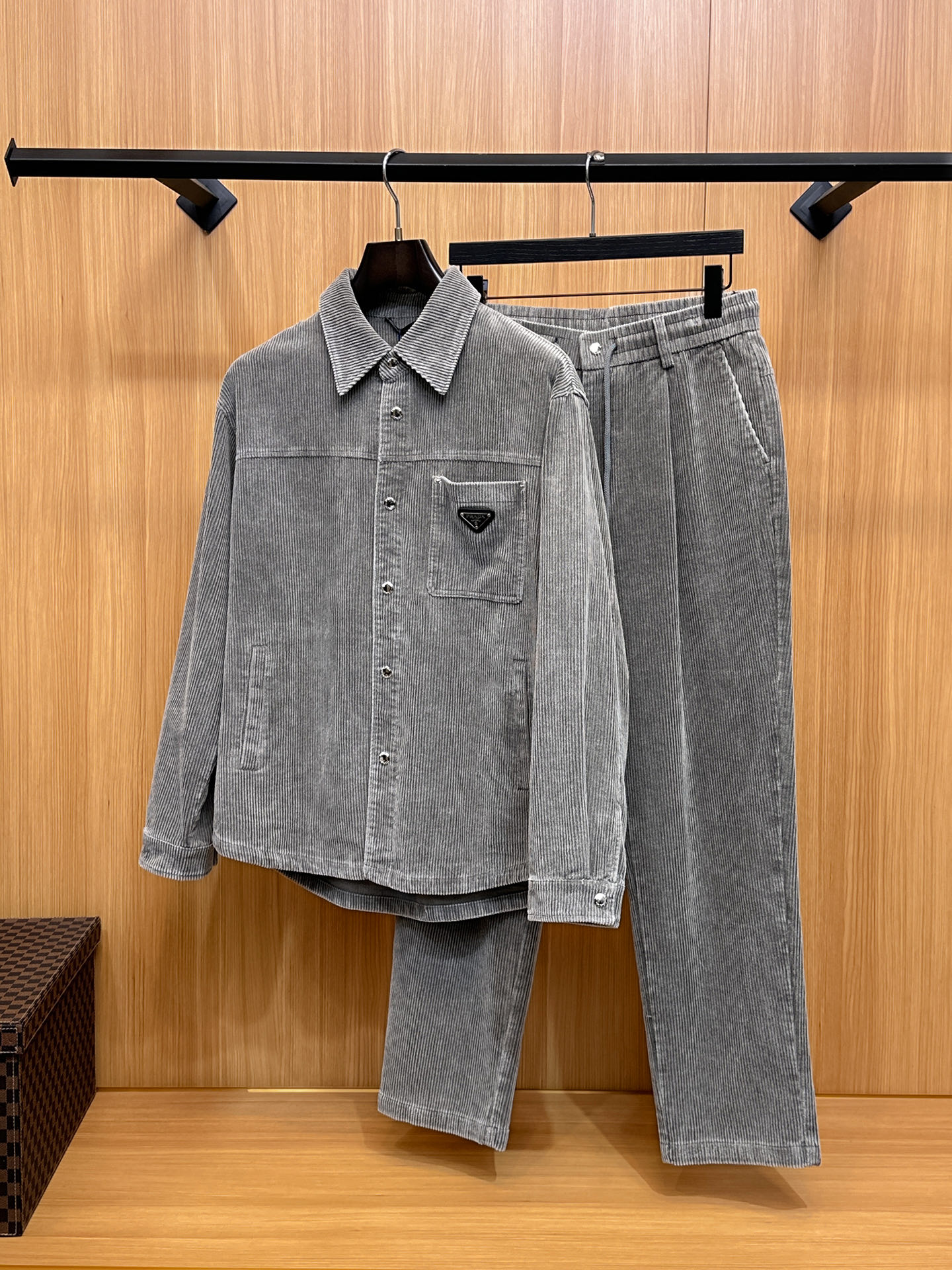Prada Ensemble Homme Automne/Hiver 2025, Veste et Pantalon en Coton Côtelé