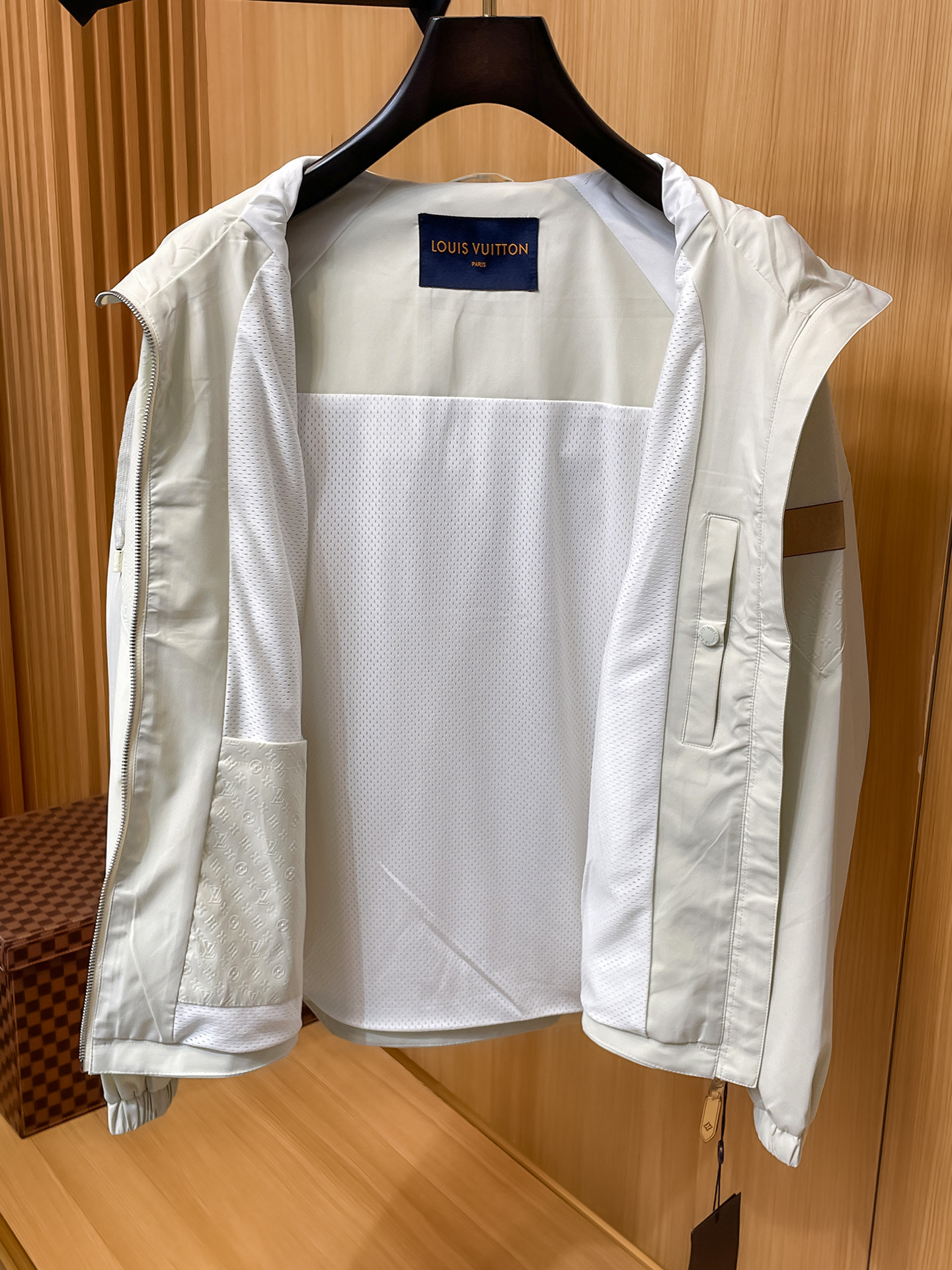 מעיל גברים מבית Louis Vuitton - קלאסה ונוחות ללא פשרות 10 i1758041148661 1698 0 8