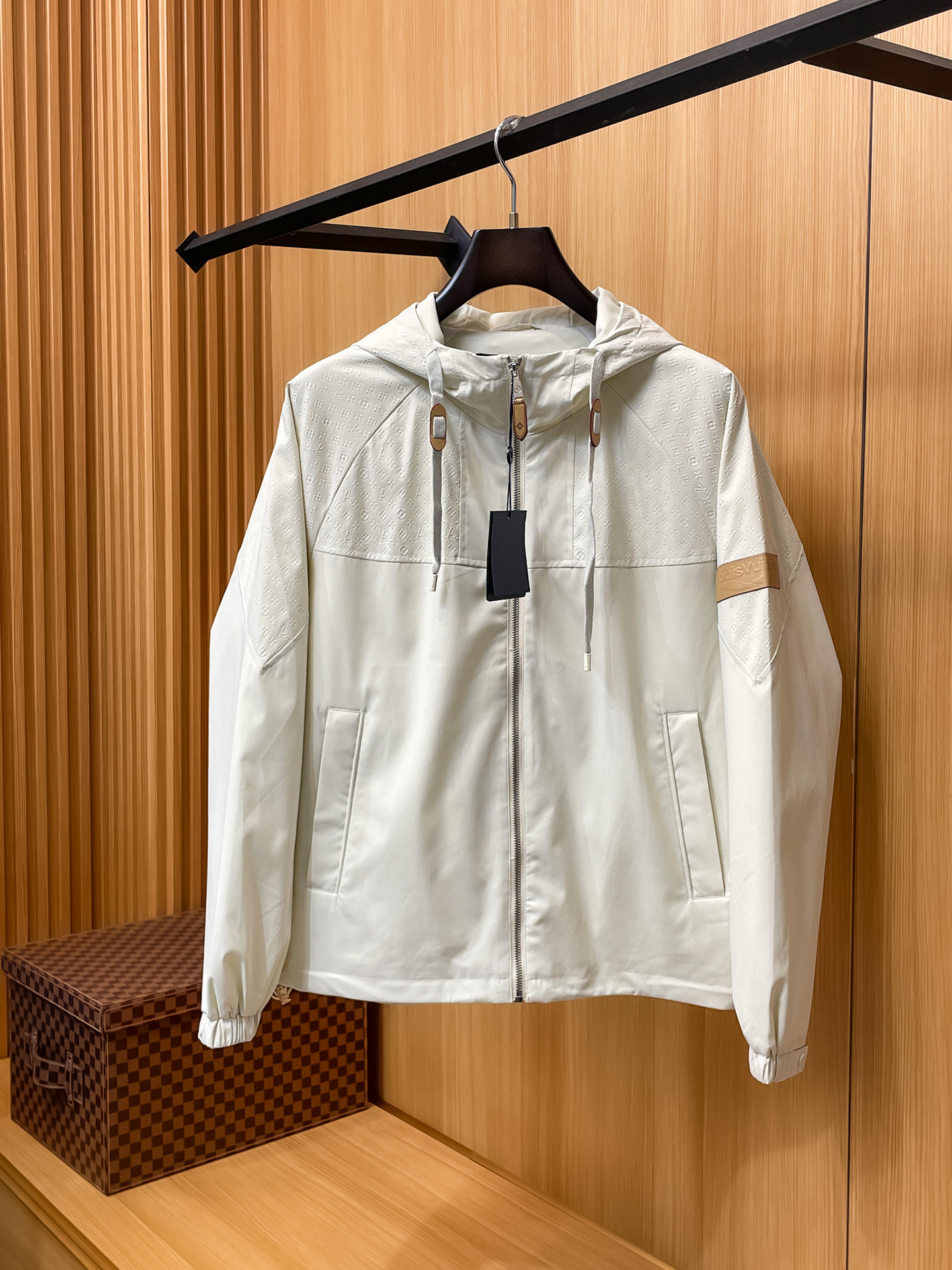 מעיל גברים מבית Louis Vuitton - קלאסה ונוחות ללא פשרות 2 i1758041149547 7862 0 0