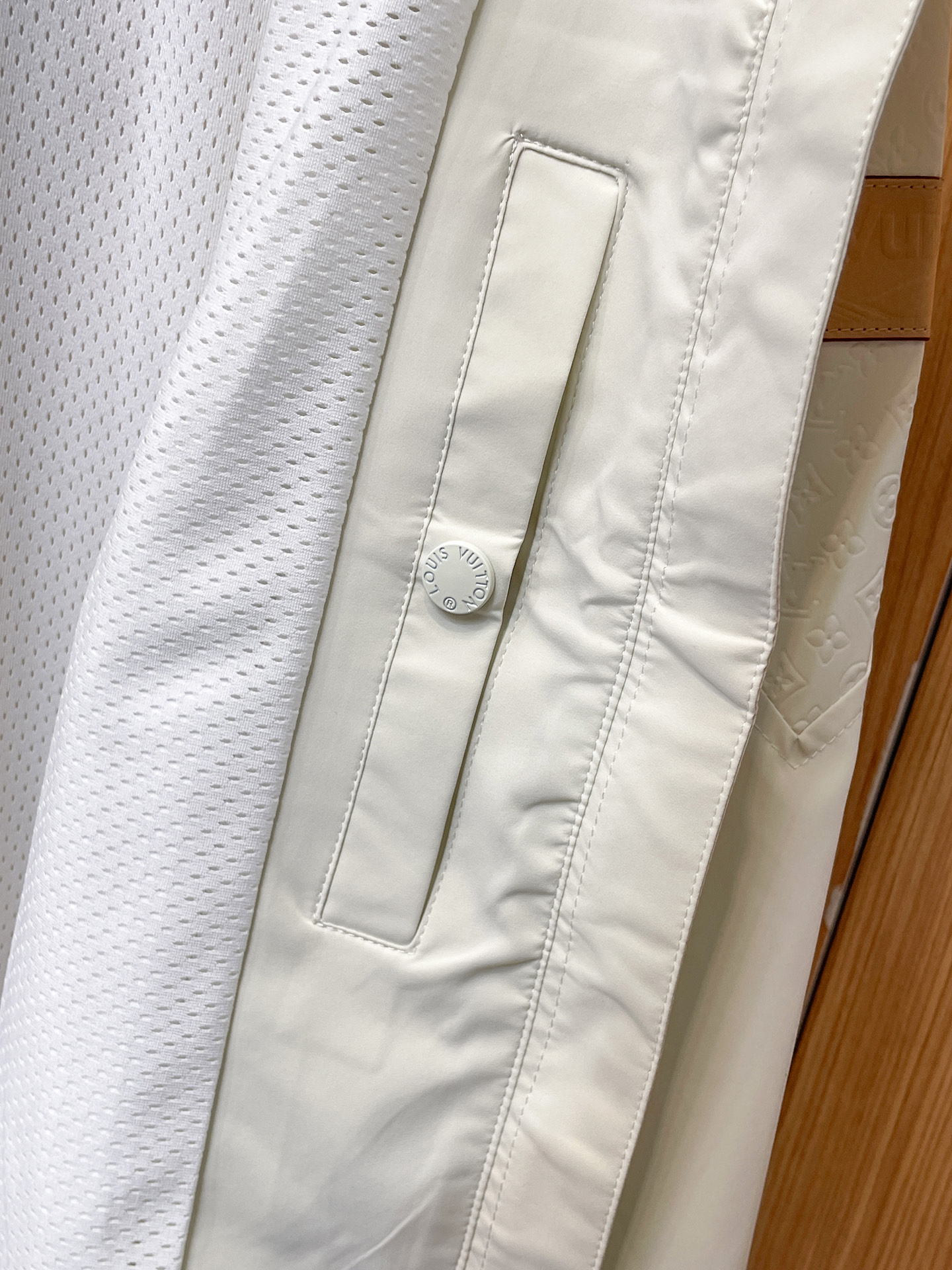 מעיל גברים מבית Louis Vuitton - קלאסה ונוחות ללא פשרות 11 i1758041151081 1187 0 9