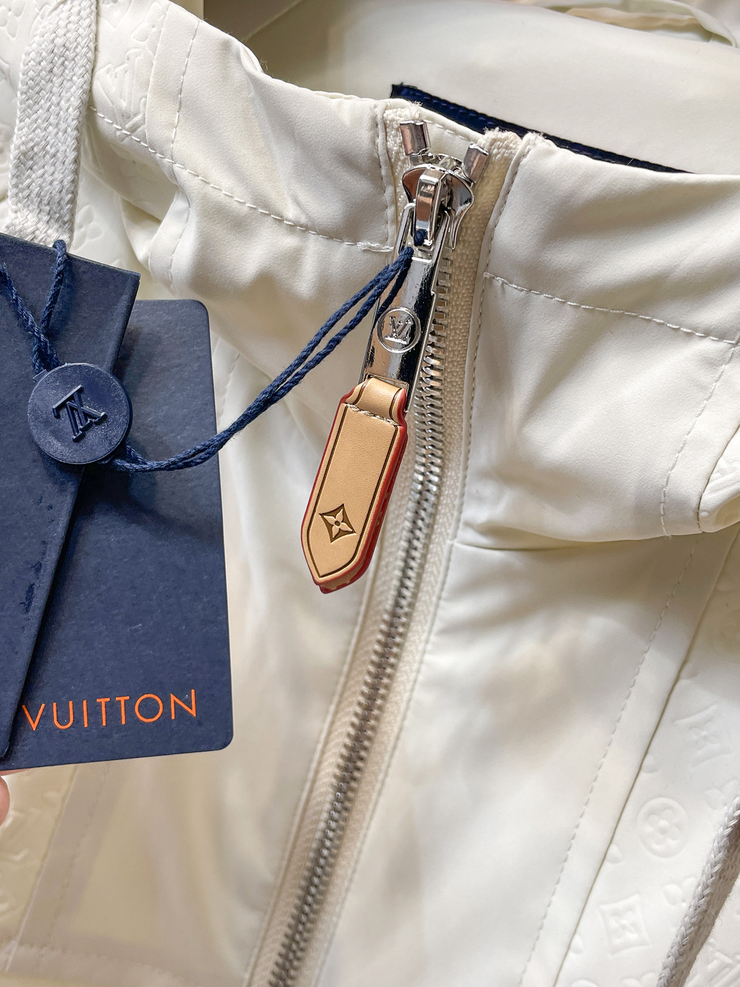 מעיל גברים מבית Louis Vuitton - קלאסה ונוחות ללא פשרות 5 i1758041151129 590 0 3