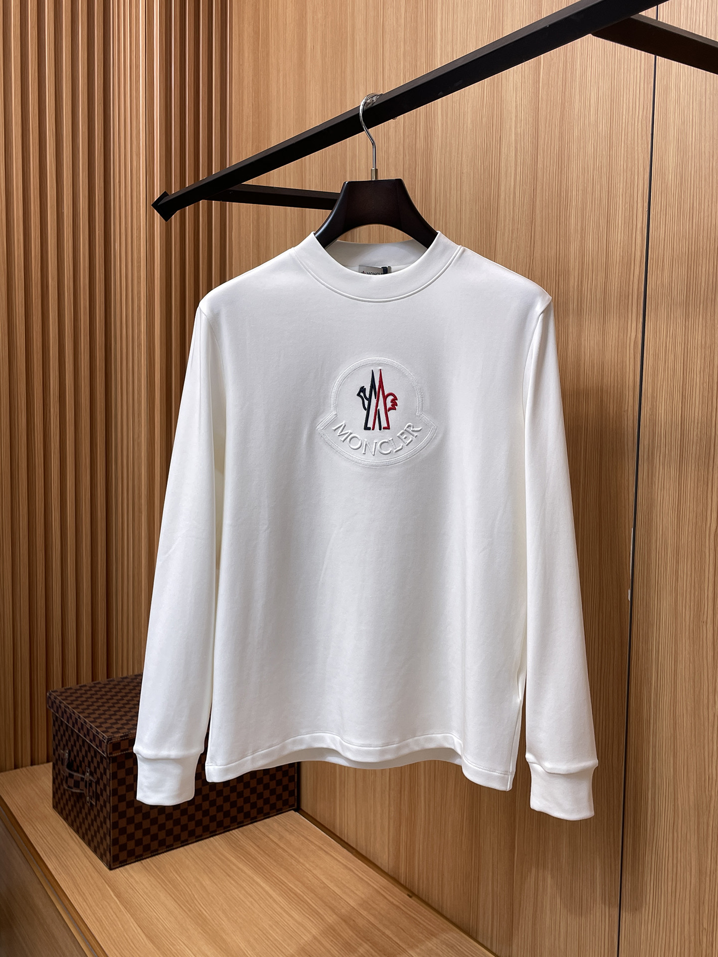 NO:530800,Mengkou Family The latest trade order base shirt for men for 2025 autumn and winter, full quality!  !  Embroidery design with logo pattern!  Customized baby sued fabric!  The upper body is comfortable and breathable, not stiff, and the overall three-dimensional feeling is rich, with quality export orders, customized exclusive baby sued fabric tailoring to meet the simple needs of commuters for dressing. The upper body is very effective, it looks slim and not picky about the figure. The fabric workmanship... Improper, good craftsmanship can make you look good and tasteful, a must-have item for everyone!  Size M-3XL 100, Moncler, alexander wang19860909蒙口家 2025秋冬男士最新的贸易订单打底衫,全品相！！采用logo图案刺绣设计！定制婴儿绒面料！上身舒适透气,不僵硬,整体有着丰富的立体感,品质出口订单,定制专属婴儿绒面料剪裁,满足通勤人们对于着装的简约需求,上身效果很好,显瘦,不挑剔身材.面料做工....无可挑剔,好工艺好面料才能穿出好品味一款,人手必备单品！尺码M-3XL 100,,Moncler,alexander wang,Men's clothing