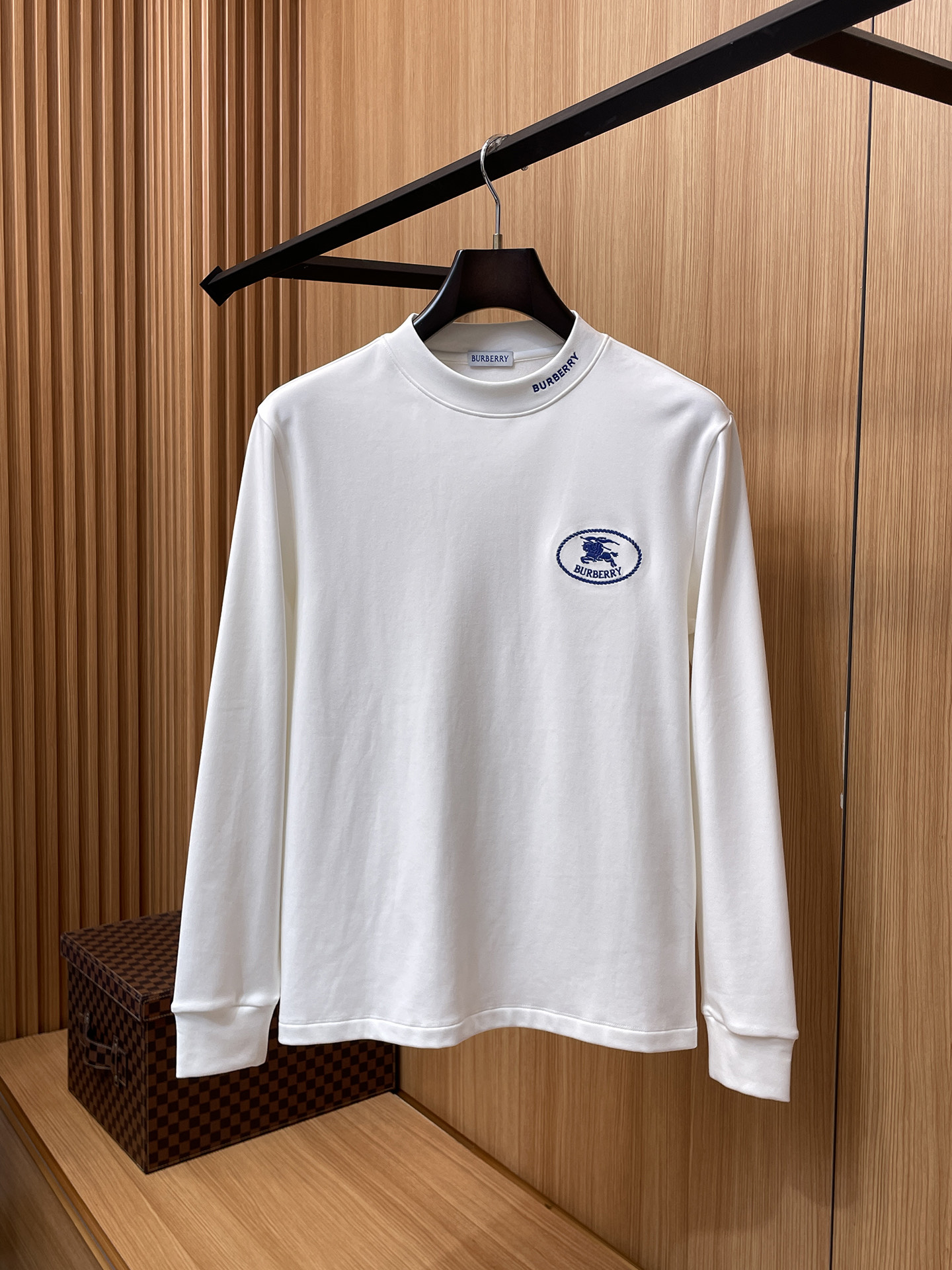 NO:530802,Burberry's latest trade order base shirt for men in 2025 autumn and winter, full quality!  !  Embroidery design with logo pattern!  Customized baby sued fabric!  The upper body is comfortable and breathable, not stiff, and the overall three-dimensional feeling is rich, with quality export orders, customized exclusive baby sued fabric tailoring to meet the simple needs of commuters for dressing. The upper body is very effective, it looks slim and not picky about the figure. The fabric workmanship... Improper, good craftsmanship can make you look good and tasteful, a must-have item for everyone!  Size M-3XL, Burberry, Alexander wang19860909巴宝莉2025秋冬男士最新的贸易订单打底衫,全品相！！采用logo图案刺绣设计！定制婴儿绒面料！上身舒适透气,不僵硬,整体有着丰富的立体感,品质出口订单,定制专属婴儿绒面料剪裁,满足通勤人们对于着装的简约需求,上身效果很好,显瘦,不挑剔身材.面料做工....无可挑剔,好工艺好面料才能穿出好品味一款,人手必备单品！尺码M-3XL,,burberry,alexander wang,Men's clothing