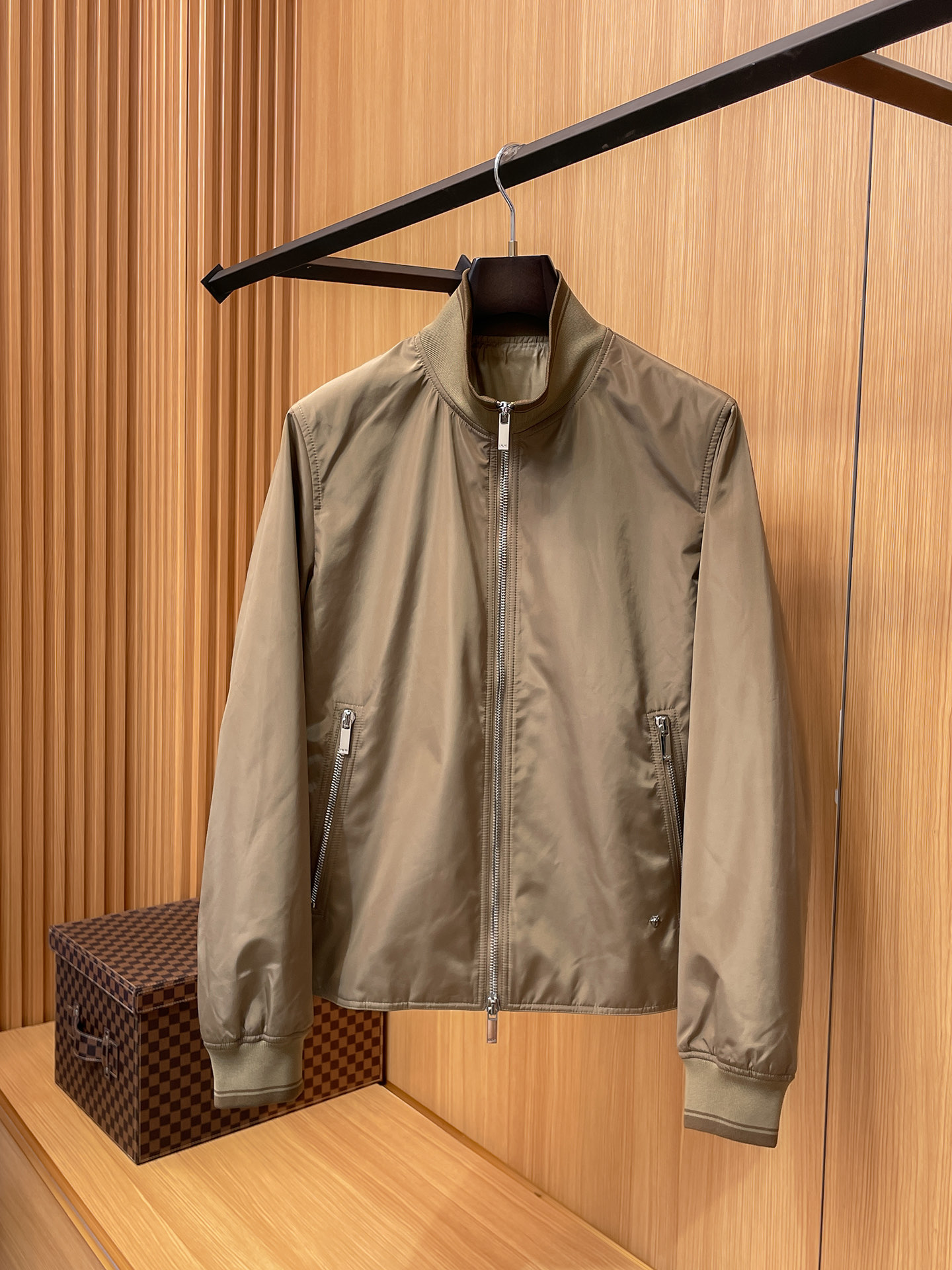 NO:530564,Diro's official website has the same style, complete three standards!  2025 autumn and winter new men's jacket, fashionable and casual high-end version!  Customized fabrics for counters are breathable and comfortable, with impeccable details, and the brand element design concept reflects high quality. The feel is delicate and soft!  It is casually cut, with a great upper body style!  Code number M-xxxl,,jackets & coats,jackets & coats,alexander wang19860909Diro 官网同款,三标齐全！2025秋冬新款男士夹克外套,时尚休闲高端版本！专柜定制面料 透气舒适度高,细节无可挑剔,品牌元素设计理念,体现高品质.手感细腻柔软！呈现休闲裁剪,上身版型超赞！码数M-xxxl,,jackets & coats,jackets & coats,alexander wang,Men's clothing