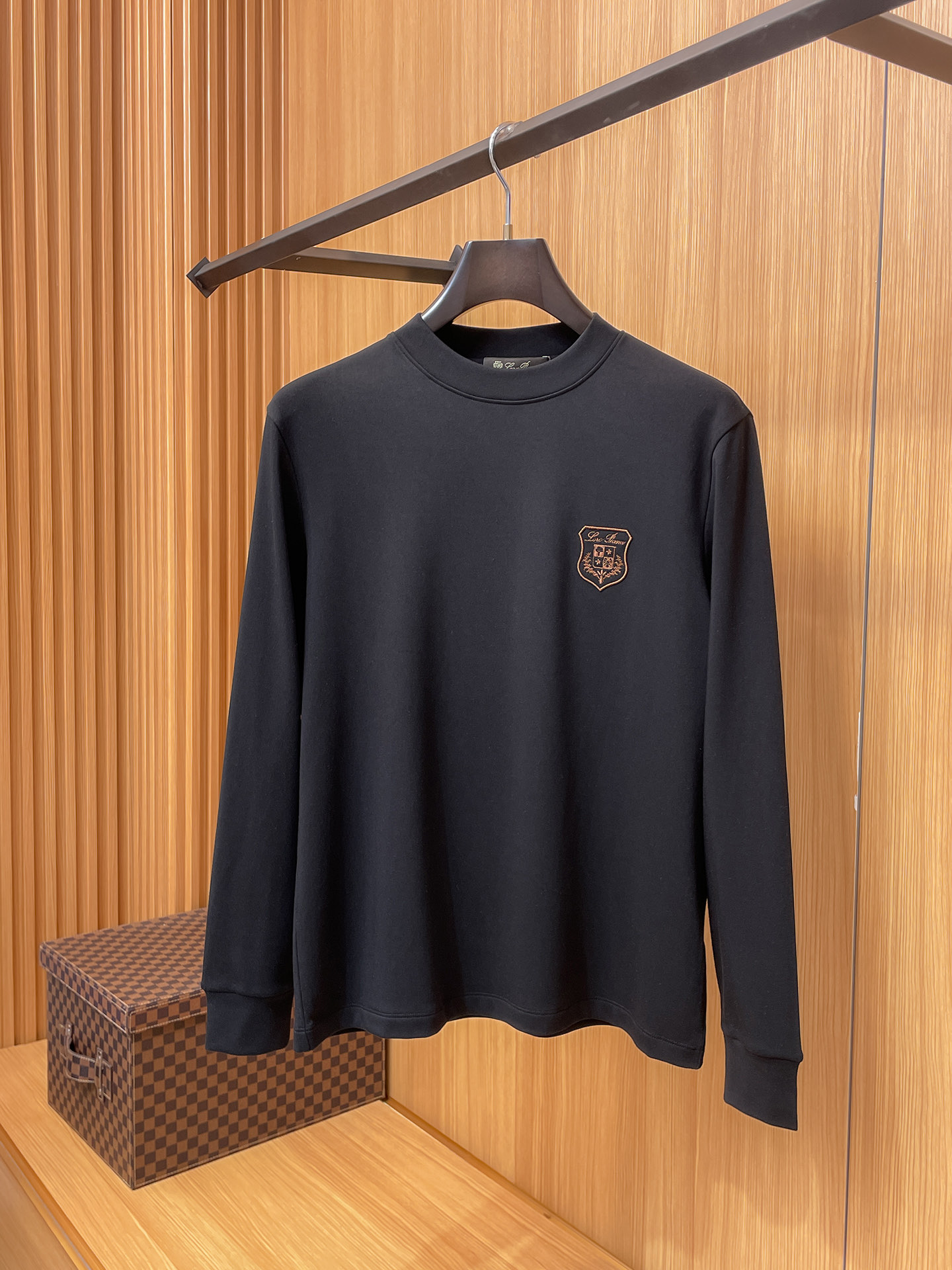 NO:567034,LP men's latest trade order bottoming shirt for autumn and winter, all in good condition!  !  Designed with logo embroidery!  Customized baby fleece fabric!  The upper body is comfortable and breathable, not stiff, and the overall body has a rich three-dimensional feel. It is a quality export order and is customized with exclusive baby velvet fabric tailoring to meet the simple needs of commuters. The upper body effect is very good, slimming, and not picky about the figure. The fabric workmanship... is impeccable. Only good craftsmanship and good fabrics can produce a good taste. It is a must-have item for everyone!  Size M-3XL,,loro piana,alexander wang19860909LP 秋冬男士最新的贸易订单打底衫,全品相！！采用logo图案刺绣设计！定制婴儿绒面料！上身舒适透气,不僵硬,整体有着丰富的立体感,品质出口订单,定制专属婴儿绒面料剪裁,满足通勤人们对于着装的简约需求,上身效果很好,显瘦,不挑剔身材.面料做工....无可挑剔,好工艺好面料才能穿出好品味一款,人手必备单品！尺码M-3XL,,loro piana,alexander wang,Men's clothing