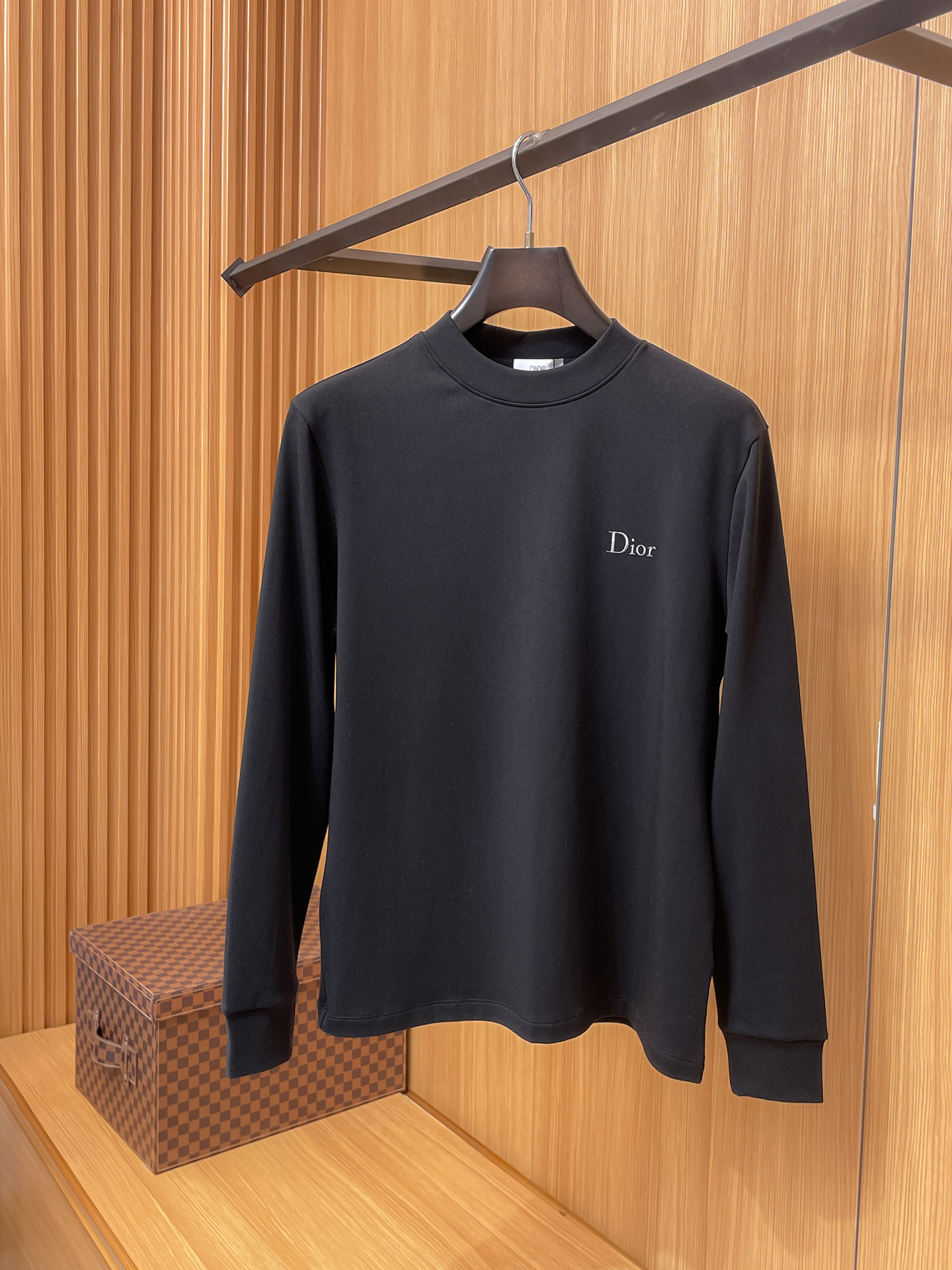 NO:567029,Diro 2025 autumn and winter men's latest trade order base layer shirt, all in good condition!  !  Designed with logo embroidery!  Customized baby fleece fabric!  The upper body is comfortable and breathable, not stiff, and the overall body has a rich three-dimensional feel. It is a quality export order and is customized with exclusive baby velvet fabric tailoring to meet the simple needs of commuters. The upper body effect is very good, slimming, and not picky about the figure. The fabric workmanship... is impeccable. Only good craftsmanship and good fabrics can produce a good taste. It is a must-have item for everyone!  Size M-3XL,,alexander wang19860909Diro 2025秋冬男士最新的贸易订单打底衫,全品相！！采用logo图案刺绣设计！定制婴儿绒面料！上身舒适透气,不僵硬,整体有着丰富的立体感,品质出口订单,定制专属婴儿绒面料剪裁,满足通勤人们对于着装的简约需求,上身效果很好,显瘦,不挑剔身材.面料做工....无可挑剔,好工艺好面料才能穿出好品味一款,人手必备单品！尺码M-3XL,,alexander wang,Men's clothing