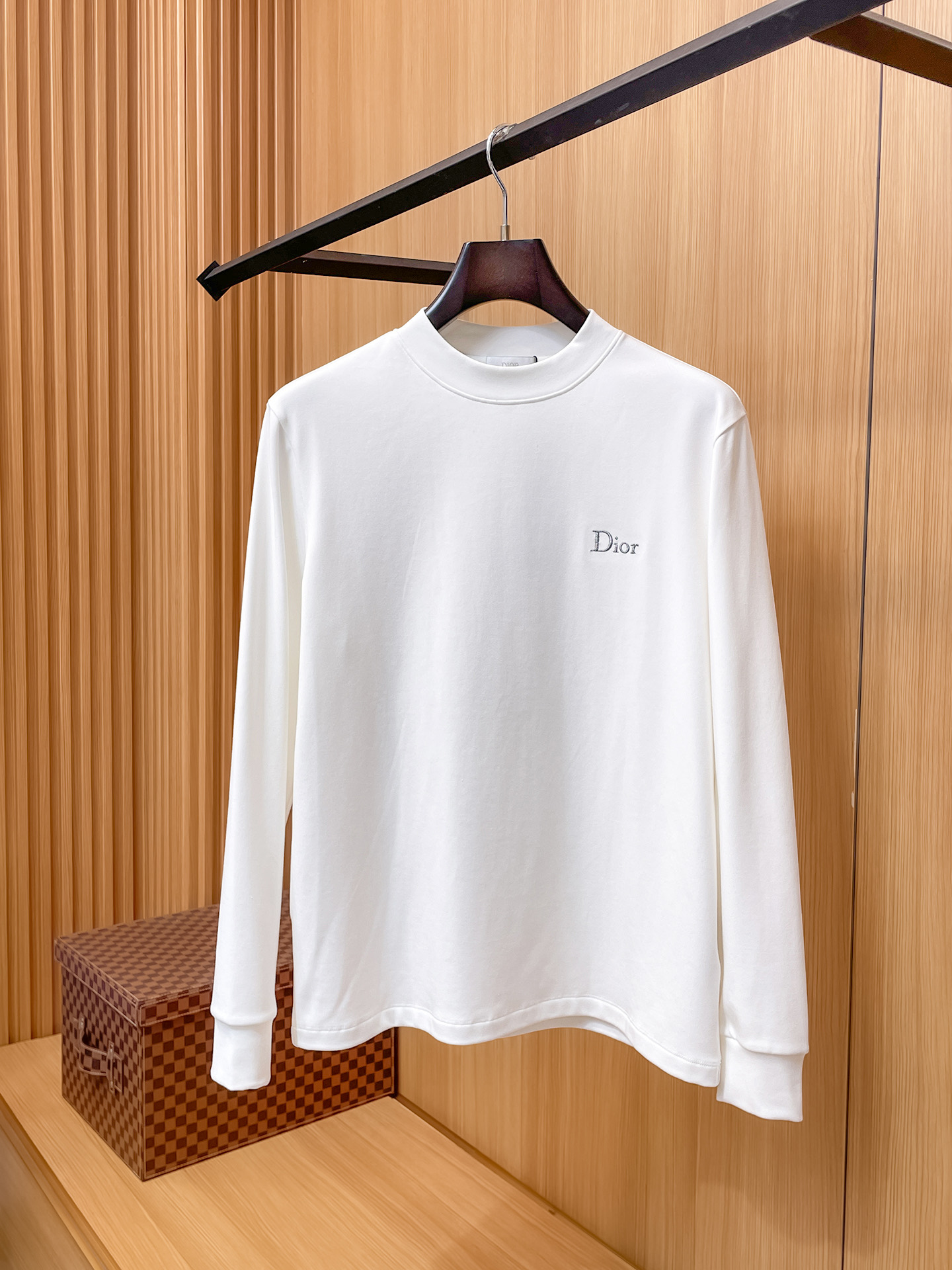 NO:530795,Diro 2025 Autumn and Winter Men's Latest Trade Order Base Shirt, Full Quality!  !  Embroidery design with logo pattern!  Customized baby sued fabric!  The upper body is comfortable and breathable, not stiff, and the overall three-dimensional feeling is rich, with quality export orders, customized exclusive baby sued fabric tailoring to meet the simple needs of commuters for dressing. The upper body is very effective, it looks slim and not picky about the figure. The fabric workmanship... Improper, good craftsmanship can make you look good and tasteful, a must-have item for everyone!  Size M-3XL, alexander wang19860909Diro 2025秋冬男士最新的贸易订单打底衫,全品相！！采用logo图案刺绣设计！定制婴儿绒面料！上身舒适透气,不僵硬,整体有着丰富的立体感,品质出口订单,定制专属婴儿绒面料剪裁,满足通勤人们对于着装的简约需求,上身效果很好,显瘦,不挑剔身材.面料做工....无可挑剔,好工艺好面料才能穿出好品味一款,人手必备单品！尺码M-3XL,,alexander wang,Men's clothing