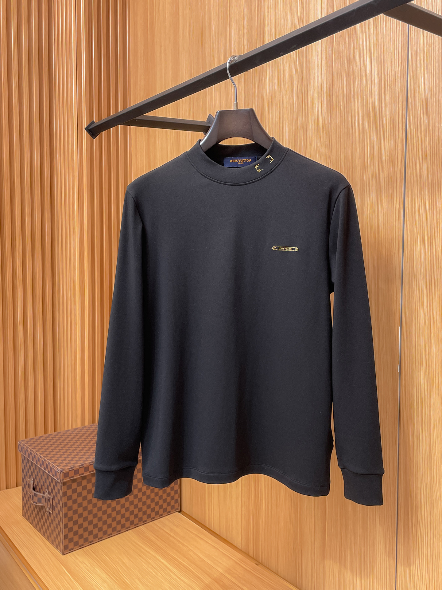 NO:567024,Lv 2025 autumn and winter men's latest trade order bottoming shirt, all in good condition!  !  Designed with logo embroidery!  Customized baby fleece fabric!  The upper body is comfortable and breathable, not stiff, and the overall body has a rich three-dimensional feel. It is a quality export order and is customized with exclusive baby velvet fabric tailoring to meet the simple needs of commuters. The upper body effect is very good, slimming, and not picky about the figure. The fabric workmanship... is impeccable. Only good craftsmanship and good fabrics can produce a good taste. It is a must-have item for everyone!  Size M-3XL,,louis vuitton,alexander wang19860909Lv 2025秋冬男士最新的贸易订单打底衫,全品相！！采用logo图案刺绣设计！定制婴儿绒面料！上身舒适透气,不僵硬,整体有着丰富的立体感,品质出口订单,定制专属婴儿绒面料剪裁,满足通勤人们对于着装的简约需求,上身效果很好,显瘦,不挑剔身材.面料做工....无可挑剔,好工艺好面料才能穿出好品味一款,人手必备单品！尺码M-3XL,,louis vuitton,alexander wang,Men's clothing