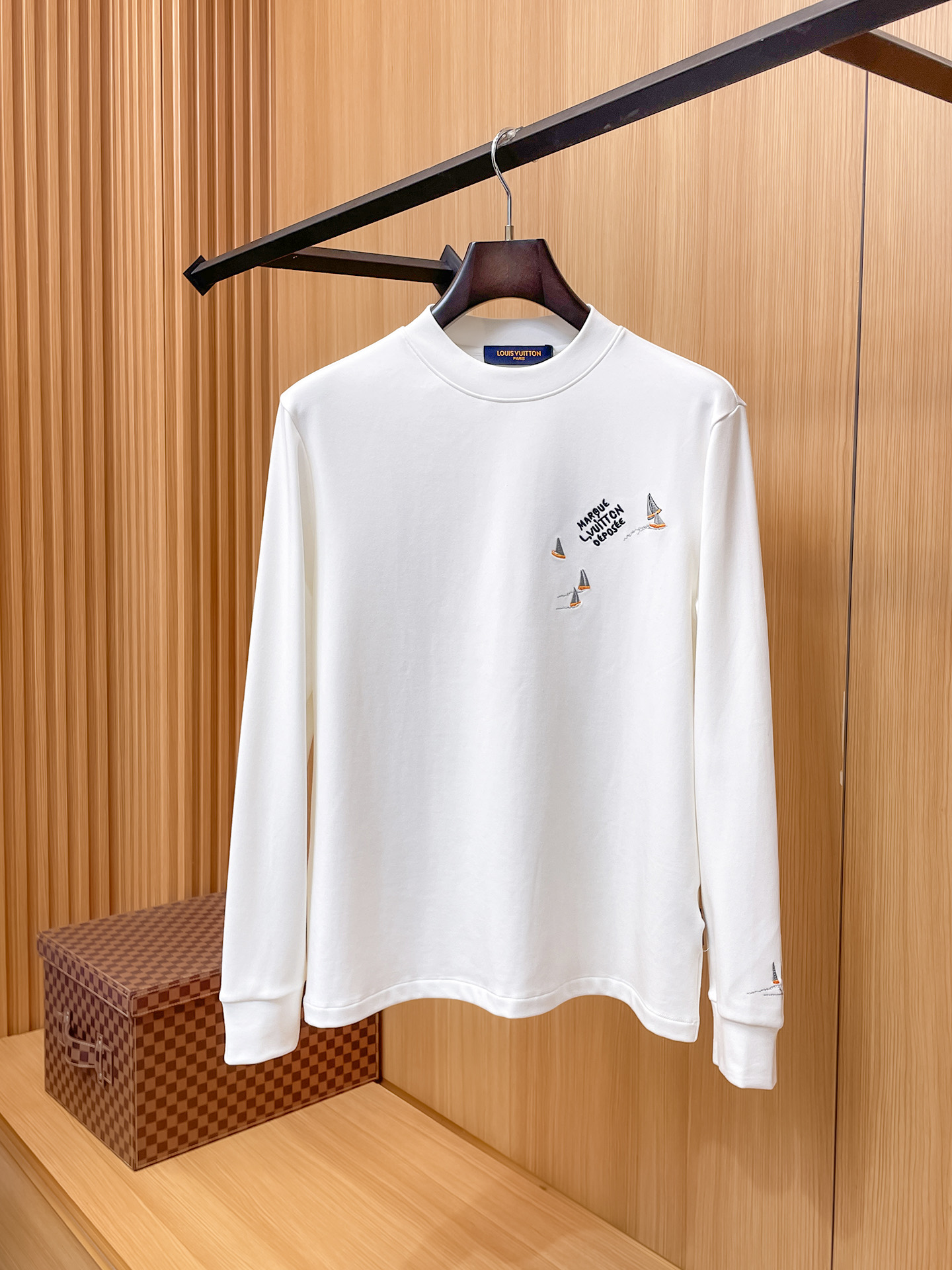 NO:530797,Lv 2025 Autumn and Winter Men's Latest Trade Order Base Shirt, Full Quality!  !  Embroidery design with logo pattern!  Customized baby sued fabric!  The upper body is comfortable and breathable, not stiff, and the overall three-dimensional feeling is rich, with quality export orders, customized exclusive baby sued fabric tailoring to meet the simple needs of commuters for dressing. The upper body is very effective, it looks slim and not picky about the figure. The fabric workmanship... Improper, good craftsmanship can make you look good and tasteful, a must-have item for everyone!  Size M-3XL, louis vuitton,alexander wang19860909Lv 2025秋冬男士最新的贸易订单打底衫,全品相！！采用logo图案刺绣设计！定制婴儿绒面料！上身舒适透气,不僵硬,整体有着丰富的立体感,品质出口订单,定制专属婴儿绒面料剪裁,满足通勤人们对于着装的简约需求,上身效果很好,显瘦,不挑剔身材.面料做工....无可挑剔,好工艺好面料才能穿出好品味一款,人手必备单品！尺码M-3XL,,louis vuitton,alexander wang,Men's clothing