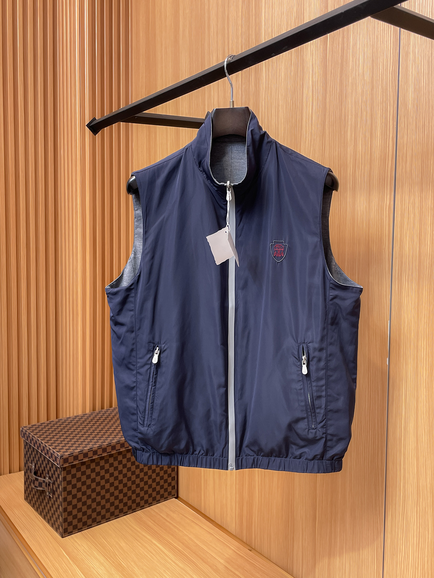 NO:530566,Bc double-sided wear!  2025 autumn and winter vest jackets for men and women, the latest fashionable casual jackets, trading company channels are rare, and they are released on the official website at the same time. The most anticipated high-quality products of men and women are coming, making you feel what is truly high luxury and connotation! Logo logo pattern design!  Full of brand style!  The most enjoyable dressing experience you enjoy! It perfectly enhances the overall luxury and class, and you can get a high-end luxury atmosphere at a glance!  The upper body is versatile and simple, and it is not picky about people. It can easily deal with various occasions and environments. It is undoubtedly a must-have item for daily commuting! Size M-3XL, Jackets & coats, Jackets & coats, alexander wang19860909Bc双面穿！2025秋冬男女同款马甲外套,最新时尚休闲夹克,贸易公司渠道稀出,同步官网发售,男神最为期待的精品狠货重磅来袭,让你感受到什么叫真正的高奢有内涵!标志logo图案设计！满满的品牌风格！你最为享受的穿着体验! 完美提升了整体的奢华档次感,一眼就能Get到的高端奢华气息！上身百搭简约不挑人,轻松应对各种场合与环境,属于日常通勤必备的臻品无疑!尺码M-3XL,,jackets & coats,jackets & coats,alexander wang,Men's clothing