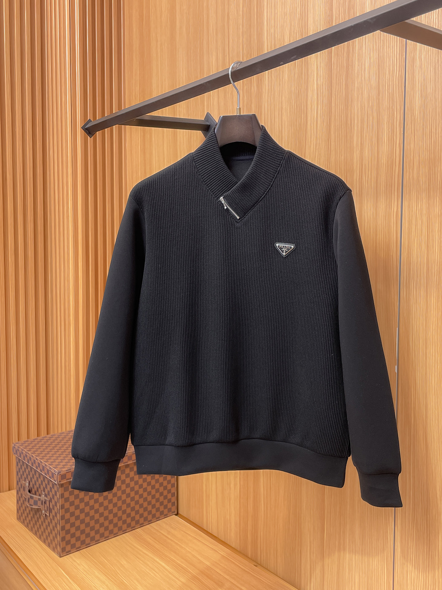 NO:530562,.Prada 2025 Autumn and Winter wool-blend pullover knit sweatshirt Geometric leather-patched pocket design is very highlighted, logo letter buttons highlight the texture in details The overall design is fashionable and gives a modern sense of tailoring, the neckline slightly fits the neck, making the overall upper body look younger and more fashionable. The fabric is made of customer-supplied wool blend material, which is easy to care for. The surface has a wool texture. The upper body is comfortable and warm, and it looks high-end. It also has a very crisp feeling. Color Black, brown, gray, code M-3XL, try on 172-148, wear L-slim feel,,prada,hoodie,sweatshirts,alexander wang19860909.普拉达 2025秋冬 羊毛混纺套头针织卫衣 几何拼皮的口袋设计 很有亮点,标志字母纽扣 细节上凸显质感 整体设计上身时尚而赋予现代气息感合体的剪裁,领口微微贴合颈部,让整体上身更显年轻时尚 , 面料采用客供定织羊毛混纺材质 有着易打理的特点 表面有着羊毛质感 上身舒适保暖 ,显高档的同时 又有很好挺括感 颜色 黑色 咖色 灰色 码数M-3XL 试穿172-148 穿L码修身感,,prada,hoodie,sweatshirts,alexander wang,Men's clothing