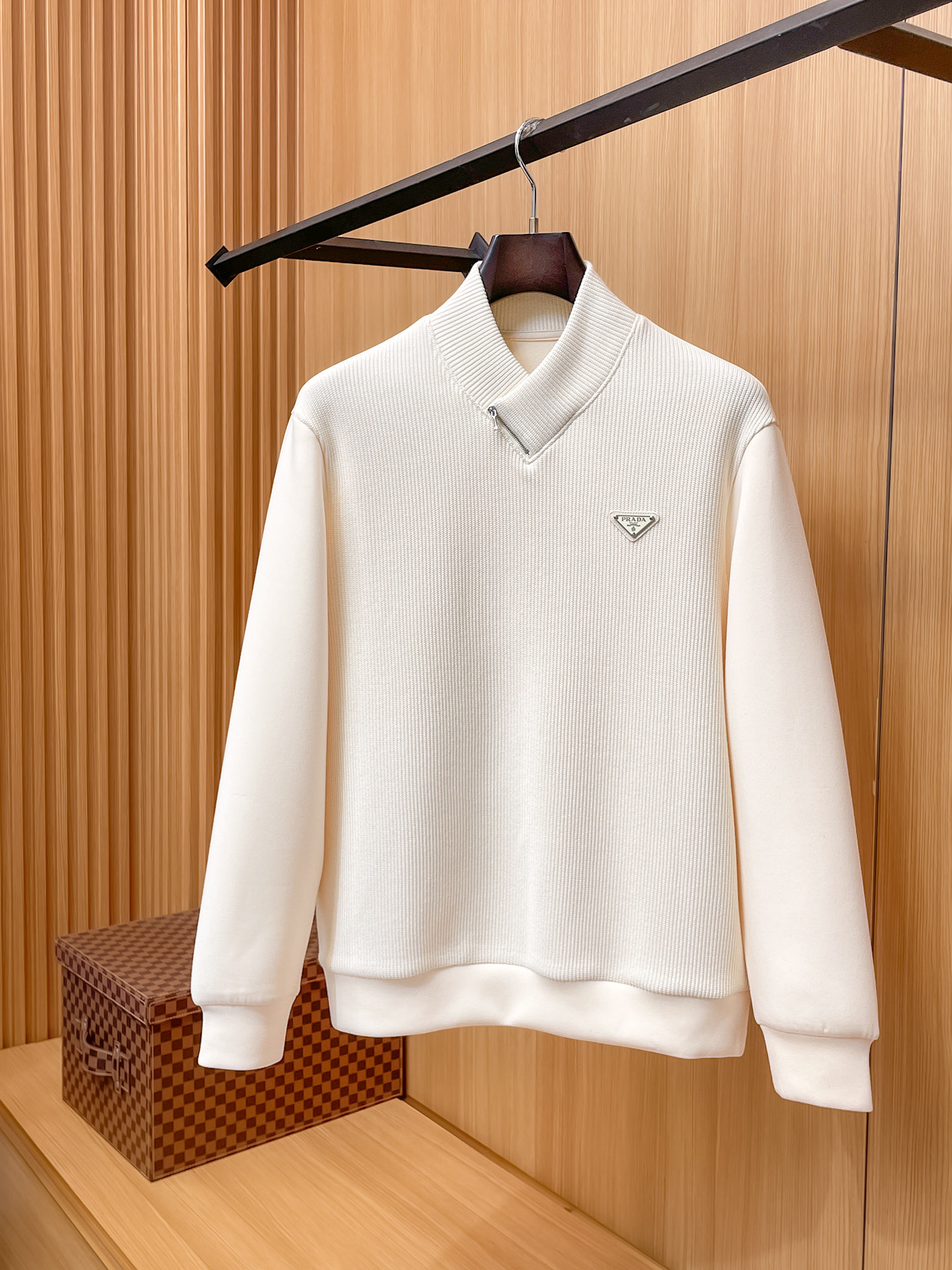 NO:567014,.Prada 2025 Autumn and Winter Wool blended pullover knitted sweatshirt. The geometric patchwork pocket design is very bright, and the logo letter buttons highlight the texture. The overall design of the upper body is fashionable and gives a modern atmosphere. The tailoring is fitted, and the collar slightly fits the neck, making the overall upper body more youthful and fashionable. The fabric is made of custom-woven wool blend material. It has the characteristics of easy care. The surface has a wool texture. The upper body is comfortable and warm, and it looks high-end at the same time.  It also has a nice stiff feel. Color: black, brown, gray. Size: M-3XL. Try on 172- Wear size L for a slim fit, prada, hoodie, sweatshirts, alexander wang19860909.普拉达 2025秋冬 羊毛混纺套头针织卫衣 几何拼皮的口袋设计 很有亮点,标志字母纽扣 细节上凸显质感 整体设计上身时尚而赋予现代气息感合体的剪裁,领口微微贴合颈部,让整体上身更显年轻时尚 , 面料采用客供定织羊毛混纺材质 有着易打理的特点 表面有着羊毛质感 上身舒适保暖 ,显高档的同时 又有很好挺括感 颜色 黑色 咖色 灰色 码数M-3XL 试穿172- 穿L码修身感,,prada,hoodie,sweatshirts,alexander wang,Men's clothing