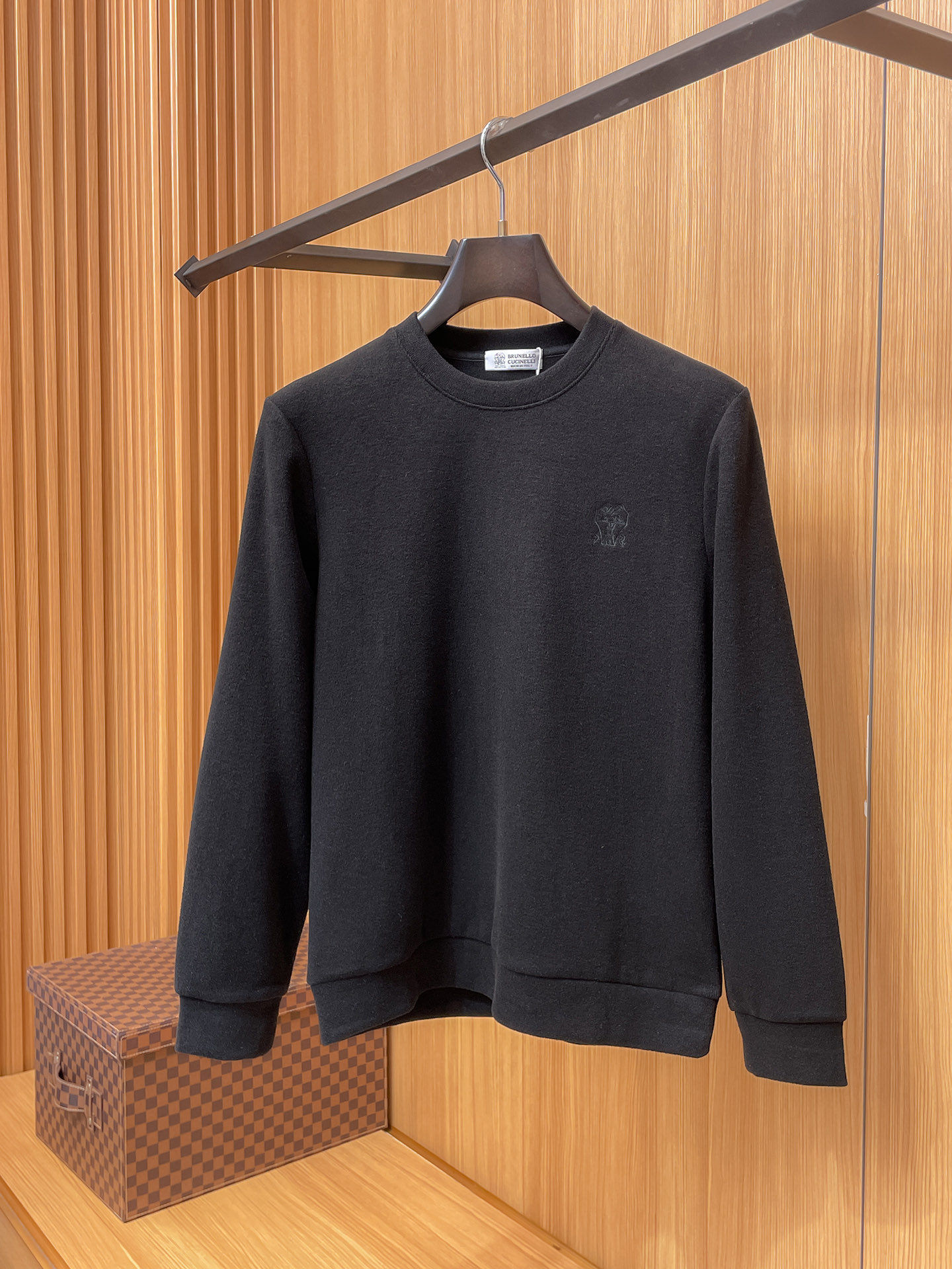 NO:567019,.bc.2025 Autumn and Winter Cashmere Wool Pullover Sweatshirt is very bright, with logo embroidery highlighting the texture in the details. The overall design of the upper body is fashionable and has a modern and fitted tailoring. The neckline slightly fits the neck, making the overall upper body look more youthful and fashionable. The fabric is made of custom-woven wool blend material and is easy to care for. The surface has a wool texture. The upper body is comfortable and warm, and it looks high-end and has a very crisp feeling. Color Black Brown Gray  Size M-3XL Try on 172- Wear size L for slim fit, hoodie, sweatshirts, alexander wang19860909.bc.2025秋冬 羊绒羊毛套头卫衣 很有亮点,标志刺绣 细节上凸显质感 整体设计上身时尚而赋予现代气息感合体的剪裁,领口微微贴合颈部,让整体上身更显年轻时尚 , 面料采用客供定织羊毛混纺材质 有着易打理的特点 表面有着羊毛质感 上身舒适保暖 ,显高档的同时 又有很好挺括感 颜色 黑色 咖色 灰色 码数M-3XL 试穿172- 穿L码修身感,,hoodie,sweatshirts,alexander wang,Men's clothing