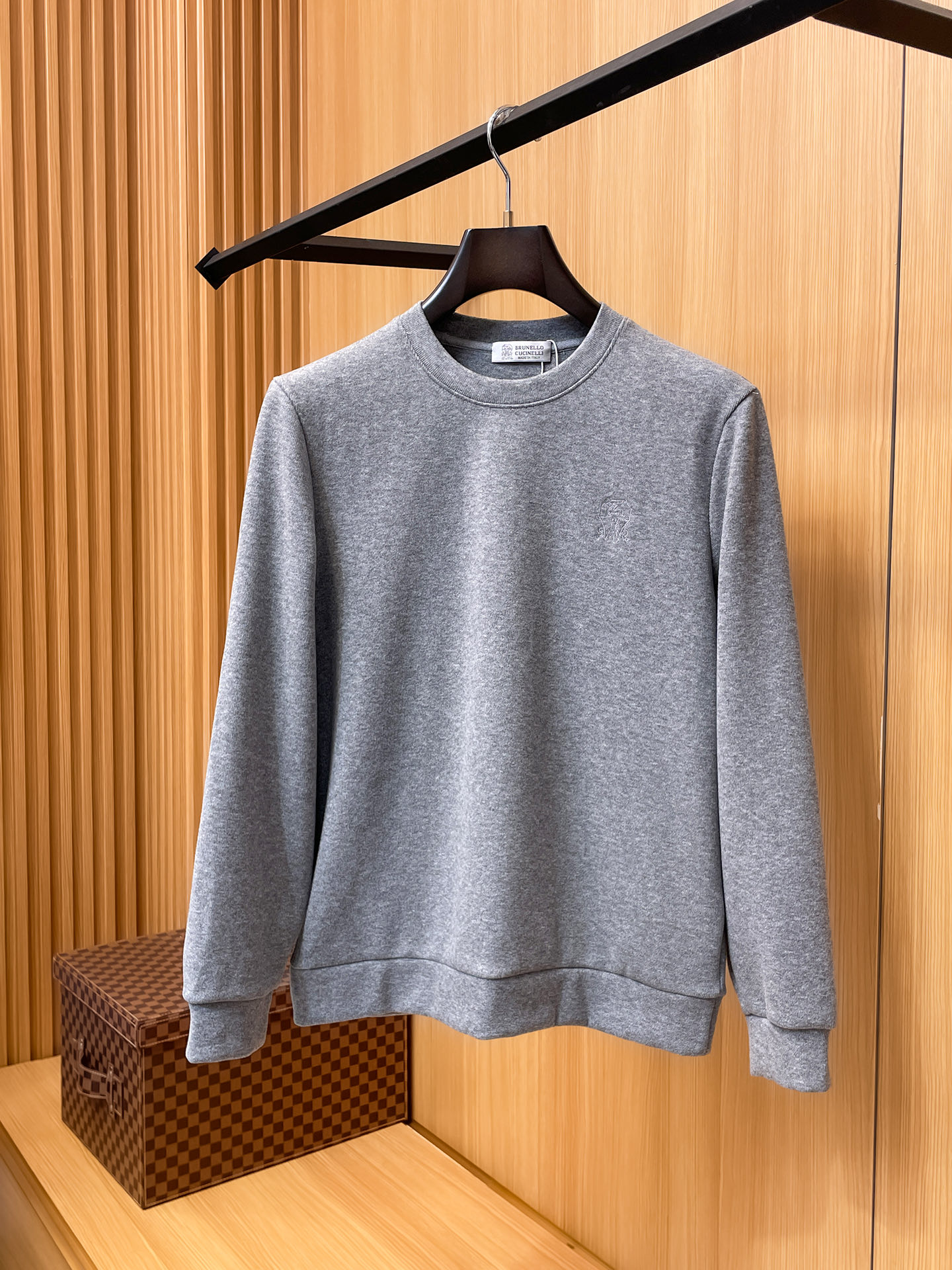 NO:530560,.bc.2025 autumn and winter cashmere wool pullover sweatshirt is very highlighted, logo embroidery highlights texture in details. The overall design is fashionable and gives a modern sense of tailoring. The neckline is slightly fitted to the neck, making the overall upper body look younger and more fashionable. The fabric is made of a custom-woven wool blend material. It has easy to care for. The surface has a wool texture. The upper body is comfortable and warm, and it looks high-end. It also has a very crisp feeling. Color black, brown, gray, code number M-3XL, try on 172-148, wear L size slim feel, hoodie, sweatshirts, alexander wang19860909.bc.2025秋冬 羊绒羊毛套头卫衣 很有亮点,标志刺绣 细节上凸显质感 整体设计上身时尚而赋予现代气息感合体的剪裁,领口微微贴合颈部,让整体上身更显年轻时尚 , 面料采用客供定织羊毛混纺材质 有着易打理的特点 表面有着羊毛质感 上身舒适保暖 ,显高档的同时 又有很好挺括感 颜色 黑色 咖色 灰色 码数M-3XL 试穿172-148 穿L码修身感,,hoodie,sweatshirts,alexander wang,Men's clothing