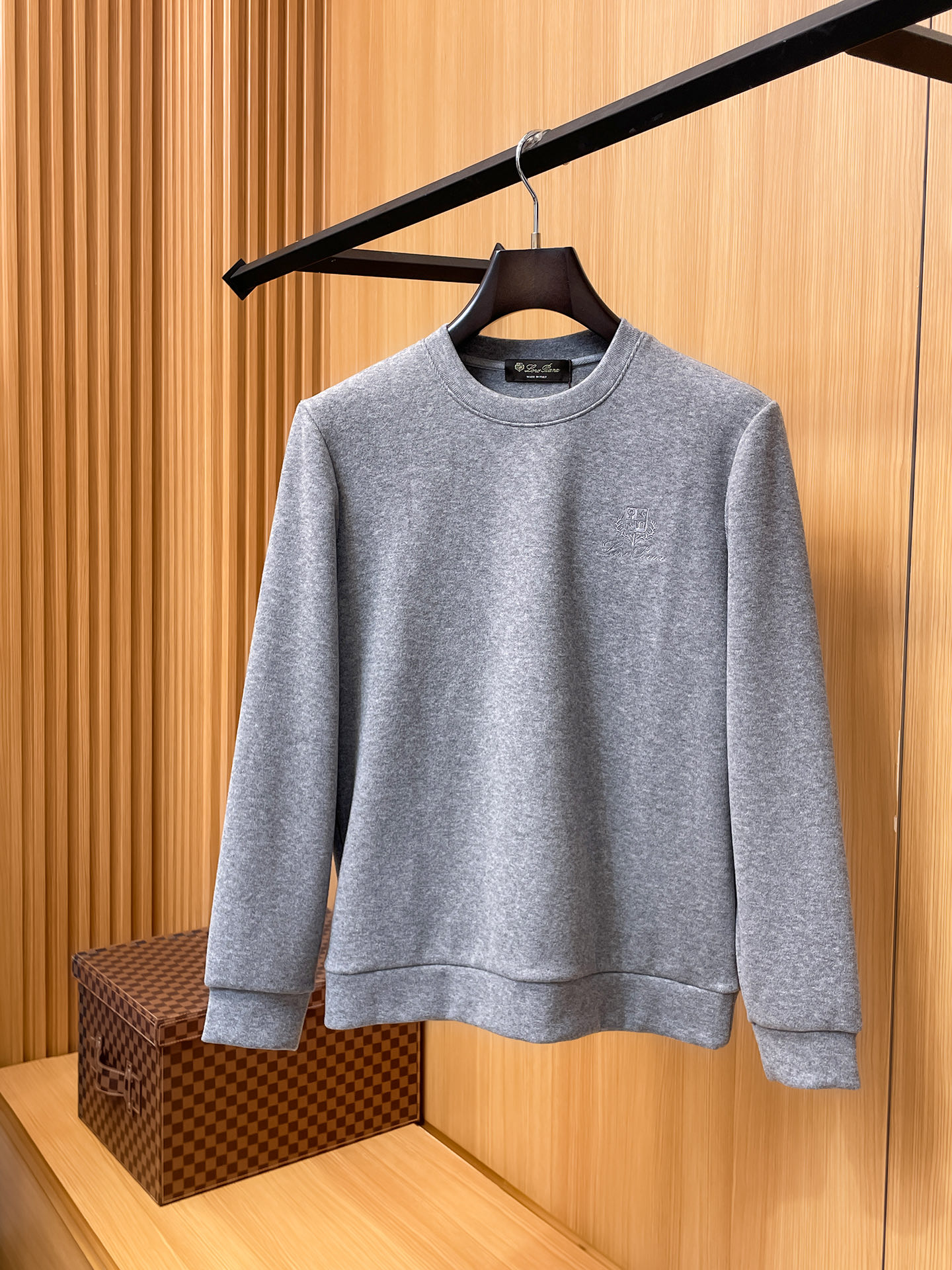 NO:530558,LP Autumn and Winter Cashmere Wool Pullover Sweatshirts are very highlighted, logo embroidery, details highlight texture, overall design is fashionable and gives a modern sense of tailoring, the neckline is slightly fitted to the neck, making the overall upper body look younger and more fashionable. The fabric is made of a custom-made wool blend material, which is easy to care for. The surface has a wool texture. The upper body is comfortable and warm, and it looks high-end. It also has a very crisp feeling. Color Black Clay Gray Number of M-3XL Try on 172- Wear L size slim feel, loro piano, hoodie, sweatshirts, alexander wang19860909LP 秋冬 羊绒羊毛套头卫衣 很有亮点,标志刺绣 细节上凸显质感 整体设计上身时尚而赋予现代气息感合体的剪裁,领口微微贴合颈部,让整体上身更显年轻时尚 , 面料采用客供定织羊毛混纺材质 有着易打理的特点 表面有着羊毛质感 上身舒适保暖 ,显高档的同时 又有很好挺括感 颜色 黑色 咖色 灰色 码数M-3XL 试穿172- 穿L码修身感,,loro piana,hoodie,sweatshirts,alexander wang,Men's clothing