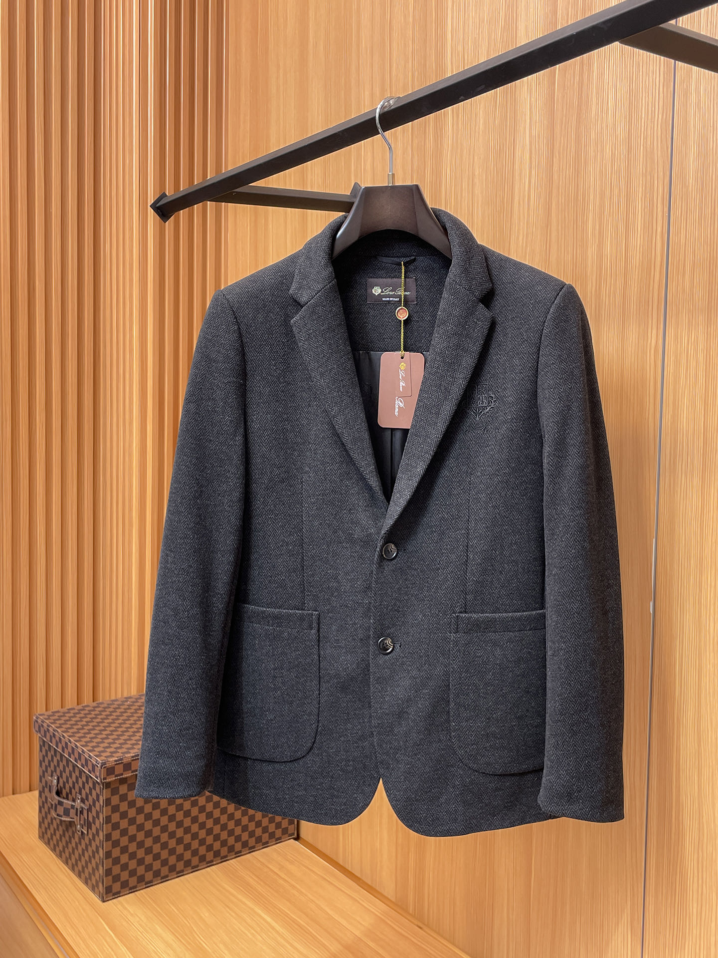 NO:530567,(Recommended) LP new slim suit jacket for men in autumn and winter. Two colors: light beige and dark gray. The light beige style looks fresher and softer, suitable for daily casual or business casual occasions; the dark gray style is more stable and formal, suitable for more serious business scenes. It adopts a slim fit design, which can fit the wearer's figure well, show a capable and neat image, highlight the men's body lines, and avoid the bloated feeling of traditional suits. Fabric details The fabric composition is blended with 63 polyester fiber, 28.4 cotton, 5.6 acetic acid and a small amount of wool. Polyester fiber makes the jacket crisp and wrinkle-resistant and easy to care; cotton increases softness and moisture absorption; acetate fiber enhances gloss and drape; wool gives the jacket warmth and texture.  The surface of the fabric presents a fine striped texture, which increases the visual layering, making the jacket look more refined, and also has a certain retro style. With the classic flat head design, this style of the head is relatively versatile and suitable for many occasions, from daily commuting to more formal business activities, it can be easily controlled. There is no obvious decorative button at the cuffs, and the design is simple and elegant, in line with the overall simple style. Elbow patches The elbow positions of the two jackets are equipped with oval patches, the material looks suede, and the color matches the main color of the jacket. This design is not only decorative, but also enhances the wear resistance of the elbow position. The buttons are made of buttons of the same color as the color of the clothes. The button surface is smooth and the four-eye design is unified with the overall style, low-key and refined.  It has a chest oblique socket pocket design, with the brand's iconic 'LP' word, which not only increases practicality, facilitates small objects, but also highlights the brand's characteristics; in addition, there is also a patch pocket below for daily use. The color of the lining is coordinated with the main color of the jacket, the lining is smooth, making it more comfortable to wear, and also increases the crispness of the jacket.19860909（推荐）LP 秋冬新款混纺面料男士修身西服外套 2个颜色 浅米色和深灰色两款.浅米色款显得更加清新、柔和,适合日常休闲或商务休闲场合；深灰色款则更显沉稳、正式,适用于较为严肃的商务场景 . 采用修身版型设计,能够很好地贴合穿着者的身形,展现出干练、利落的形象,凸显男士的身材线条,避免传统西装的臃肿感. 面料细节 面料成分为63聚酯纤维、28.4人棉、5.6醋酸以及少量羊毛等混纺 .聚酯纤维使外套挺括抗皱,易于打理；人棉增加柔软度和吸湿性；醋酸纤维提升光泽感和垂坠感；羊毛则赋予外套保暖性和质感. 面料表面呈现出细密的条纹纹理,增加了视觉层次感,让外套看起来更加精致,同时也带有一定的复古风格. 经典的平驳头设计,这种驳头款式较为百搭,适合多种场合,从日常通勤到较为正式的商务活动都能轻松驾驭. 袖口处没有明显的装饰扣,设计简洁大方,符合整体的简约风格. 肘部补丁两件外套的肘部位置都配有椭圆形的补丁,材质看起来像是麂皮,颜色与外套主体颜色搭配和谐.这一设计不仅具有装饰性,还能增强肘部位置的耐磨性. 纽扣采用与衣服颜色同色的纽扣,纽扣表面光滑,四眼设计,与整体风格统一,低调又不失精致感. 设有胸前斜插口袋设计,带有品牌标志性的“LP‘字样,既增加了实用性,方便放置小物件,又彰显了品牌特色 ；此外还设有下方的贴袋,方便日常使用. 内衬颜色与外套主体颜色相协调,内衬材质光滑,穿着时更加舒适,同时也增加了外套的挺括度 .M-3XL.,,loro piana,jackets & coats,business suit,chamois leather,alexander wang,Men's clothing