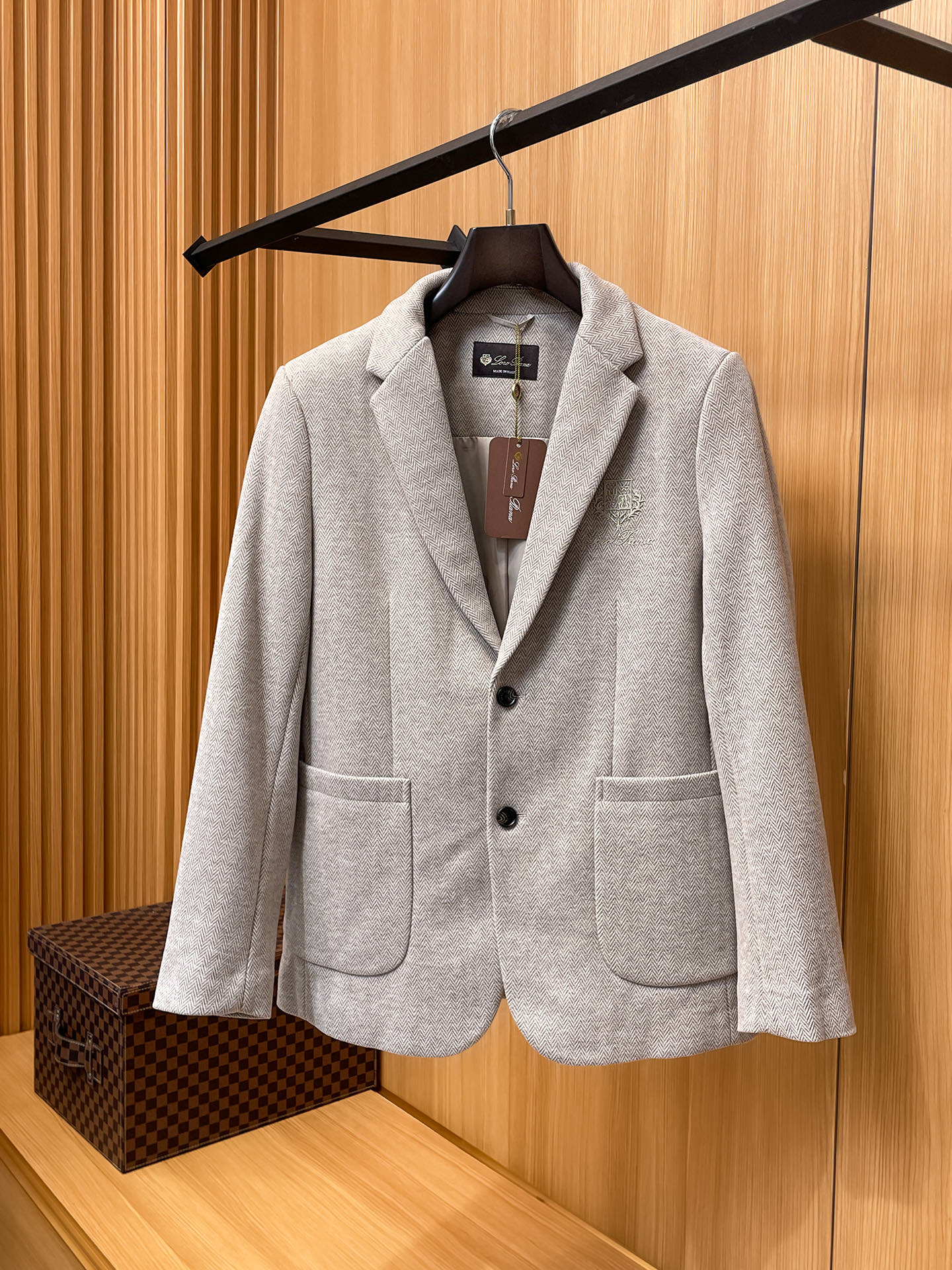 NO:547122,LP autumn and winter new blended fabric men's slim suit jacket 2 colors: light beige and dark gray. The light beige style looks fresher and softer, suitable for daily casual or business casual occasions; the dark gray style is more stable and formal, suitable for more serious business scenes. It adopts a slim fit design, which can fit the wearer's figure well, show a capable and neat image, highlight the men's body lines, and avoid the bloated feeling of traditional suits. Fabric details The fabric is blended with 63 polyester fiber, 28.4 cotton, 5.6 acetic acid and a small amount of wool. Polyester fiber makes the jacket crisp and wrinkle-resistant and easy to care; cotton increases softness and moisture absorption; acetate fiber enhances gloss and drape; wool gives the jacket warmth and texture.  The surface of the fabric presents a fine striped texture, which increases the visual layering, making the jacket look more refined, and also has a certain retro style. With the classic flat head design, this style of the head is relatively versatile and suitable for many occasions, from daily commuting to more formal business activities, it can be easily controlled. There is no obvious decorative button at the cuffs, and the design is simple and elegant, in line with the overall simple style. Elbow patches The elbow positions of the two jackets are equipped with oval patches, the material looks suede, and the color matches the main color of the jacket. This design is not only decorative, but also enhances the wear resistance of the elbow position. The buttons are made of buttons of the same color as the color of the clothes. The button surface is smooth and the four-eye design is unified with the overall style, low-key and refined.  It has a chest oblique pocket design, with the brand's iconic 'LP' word, which not only increases practicality, facilitates placing small objects, but also highlights the brand's characteristics; in addition, there is also a patch pocket below for daily use. The color of the lining is coordinated with the main color of the jacket, the lining is smooth, making it more comfortable to wear, and also increases the crispness of the jacket.M-3XL.,9368D00,,loro piano, jackets & coats,business suit,chamois leather,alexander wang19860909LP 秋冬新款混纺面料男士修身西服外套 2个颜色 浅米色和深灰色两款.浅米色款显得更加清新、柔和,适合日常休闲或商务休闲场合；深灰色款则更显沉稳、正式,适用于较为严肃的商务场景 . 采用修身版型设计,能够很好地贴合穿着者的身形,展现出干练、利落的形象,凸显男士的身材线条,避免传统西装的臃肿感. 面料细节 面料成分为63聚酯纤维、28.4人棉、5.6醋酸以及少量羊毛等混纺 .聚酯纤维使外套挺括抗皱,易于打理；人棉增加柔软度和吸湿性；醋酸纤维提升光泽感和垂坠感；羊毛则赋予外套保暖性和质感. 面料表面呈现出细密的条纹纹理,增加了视觉层次感,让外套看起来更加精致,同时也带有一定的复古风格. 经典的平驳头设计,这种驳头款式较为百搭,适合多种场合,从日常通勤到较为正式的商务活动都能轻松驾驭. 袖口处没有明显的装饰扣,设计简洁大方,符合整体的简约风格. 肘部补丁两件外套的肘部位置都配有椭圆形的补丁,材质看起来像是麂皮,颜色与外套主体颜色搭配和谐.这一设计不仅具有装饰性,还能增强肘部位置的耐磨性. 纽扣采用与衣服颜色同色的纽扣,纽扣表面光滑,四眼设计,与整体风格统一,低调又不失精致感. 设有胸前斜插口袋设计,带有品牌标志性的“LP‘字样,既增加了实用性,方便放置小物件,又彰显了品牌特色 ；此外还设有下方的贴袋,方便日常使用. 内衬颜色与外套主体颜色相协调,内衬材质光滑,穿着时更加舒适,同时也增加了外套的挺括度 .M-3XL.,9368D00,,loro piana,jackets & coats,business suit,chamois leather,alexander wang,Men's clothing